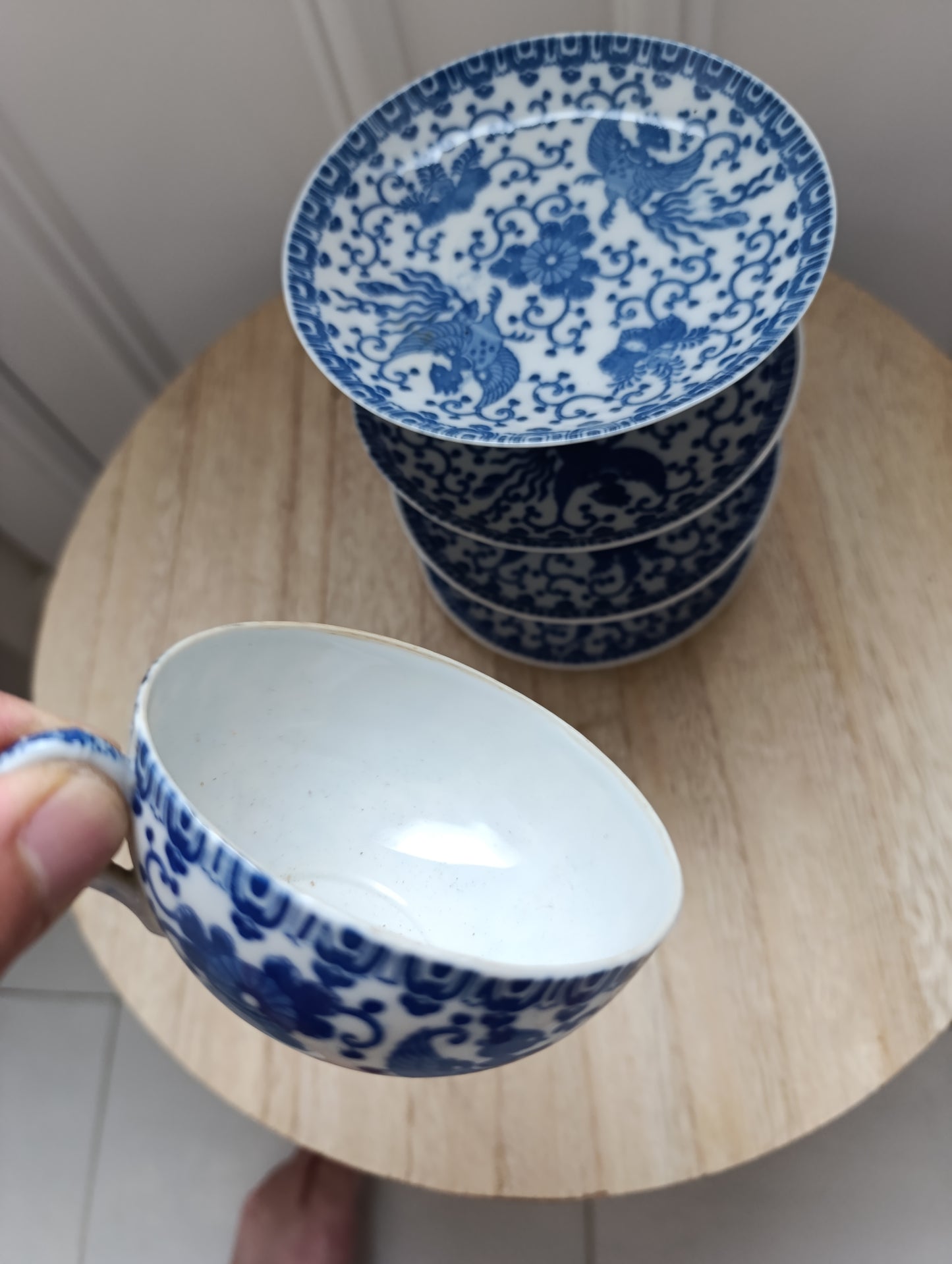 Service de 4 tasses et soucoupes en porcelaine blanche à motifs bleus chinoisants