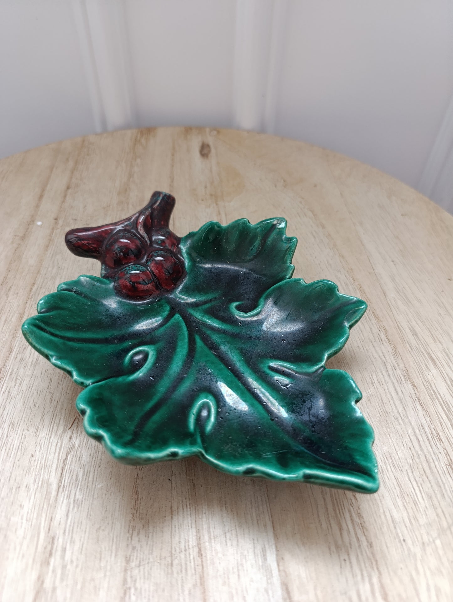 Vide-poche en céramique S.R.B – feuille de vigne et grappes