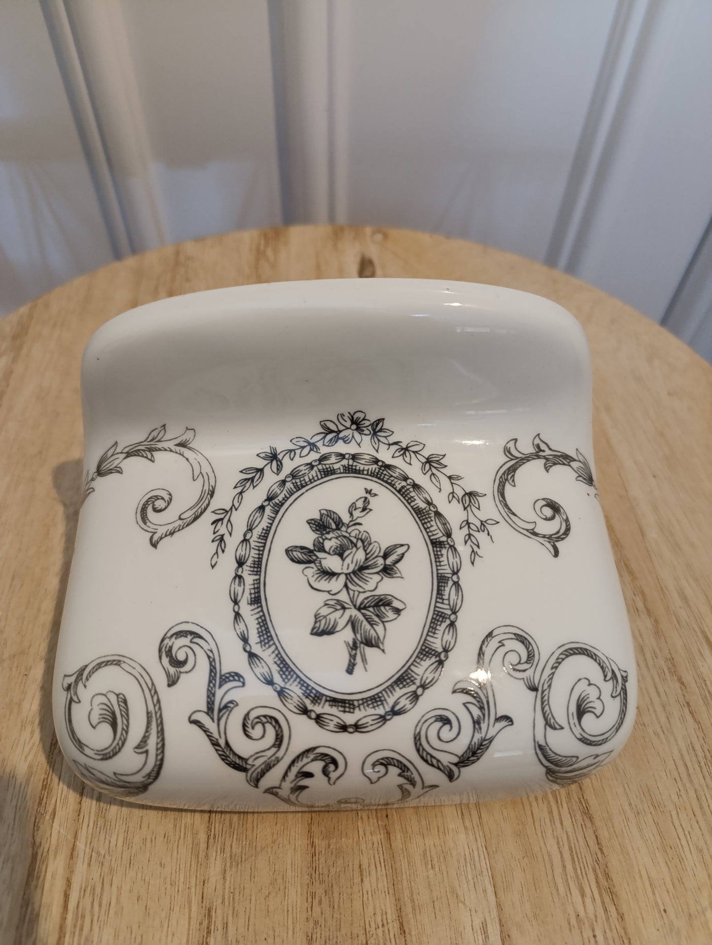 Distributeur mural en porcelaine de Paris - décor floral noir