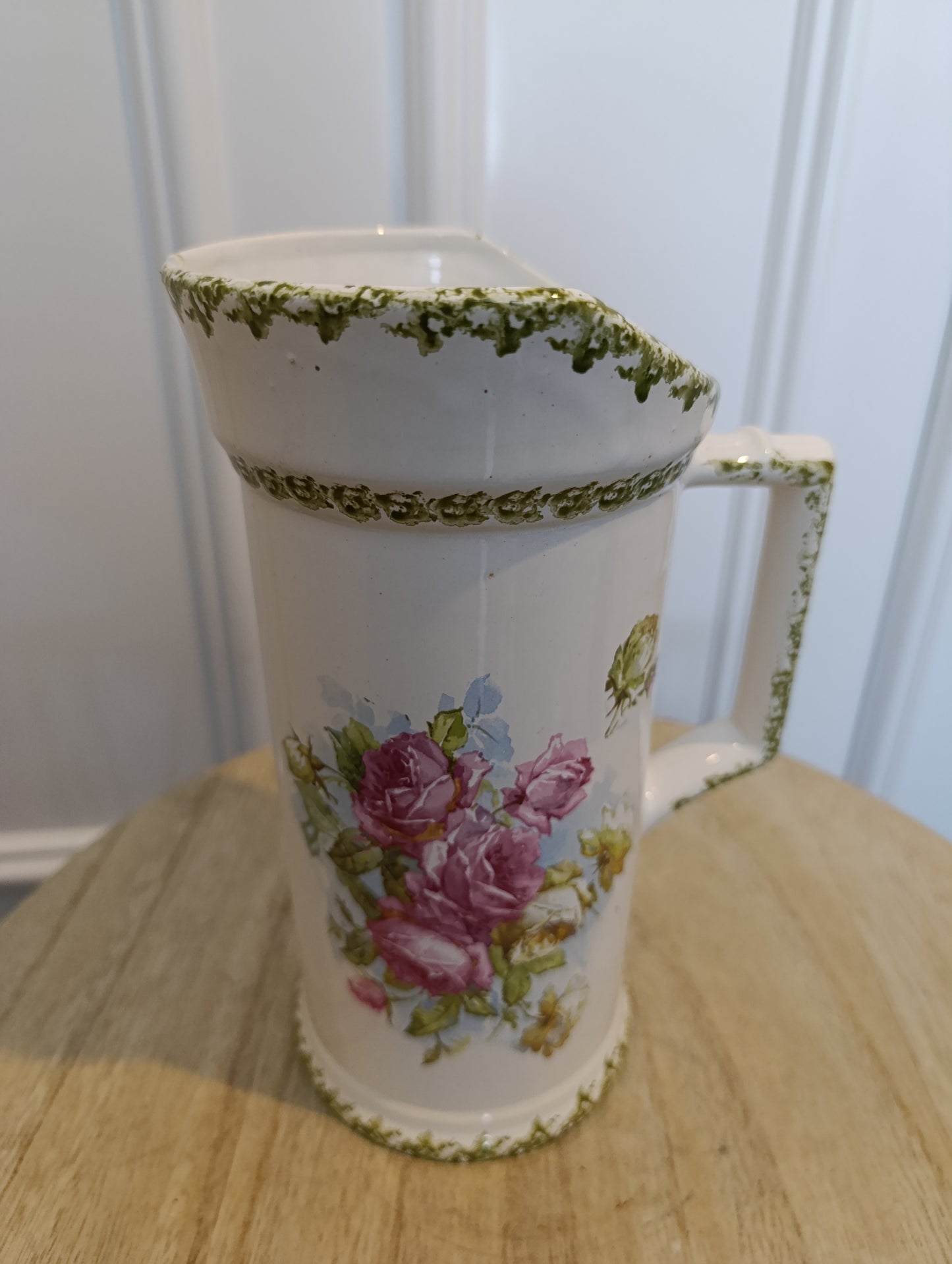 Ancien pichet fleuri en céramique à bordure verte
