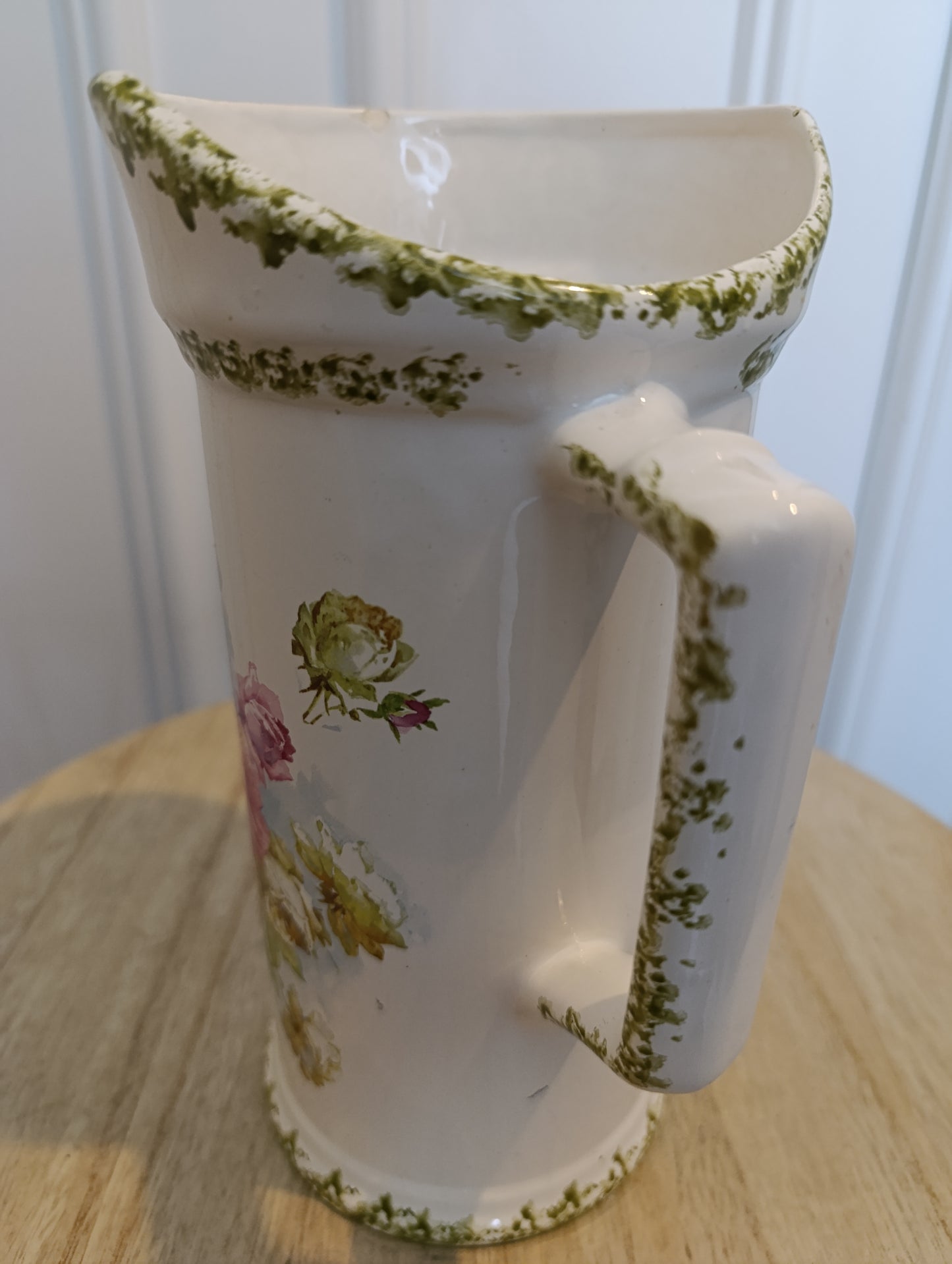 Ancien pichet fleuri en céramique à bordure verte