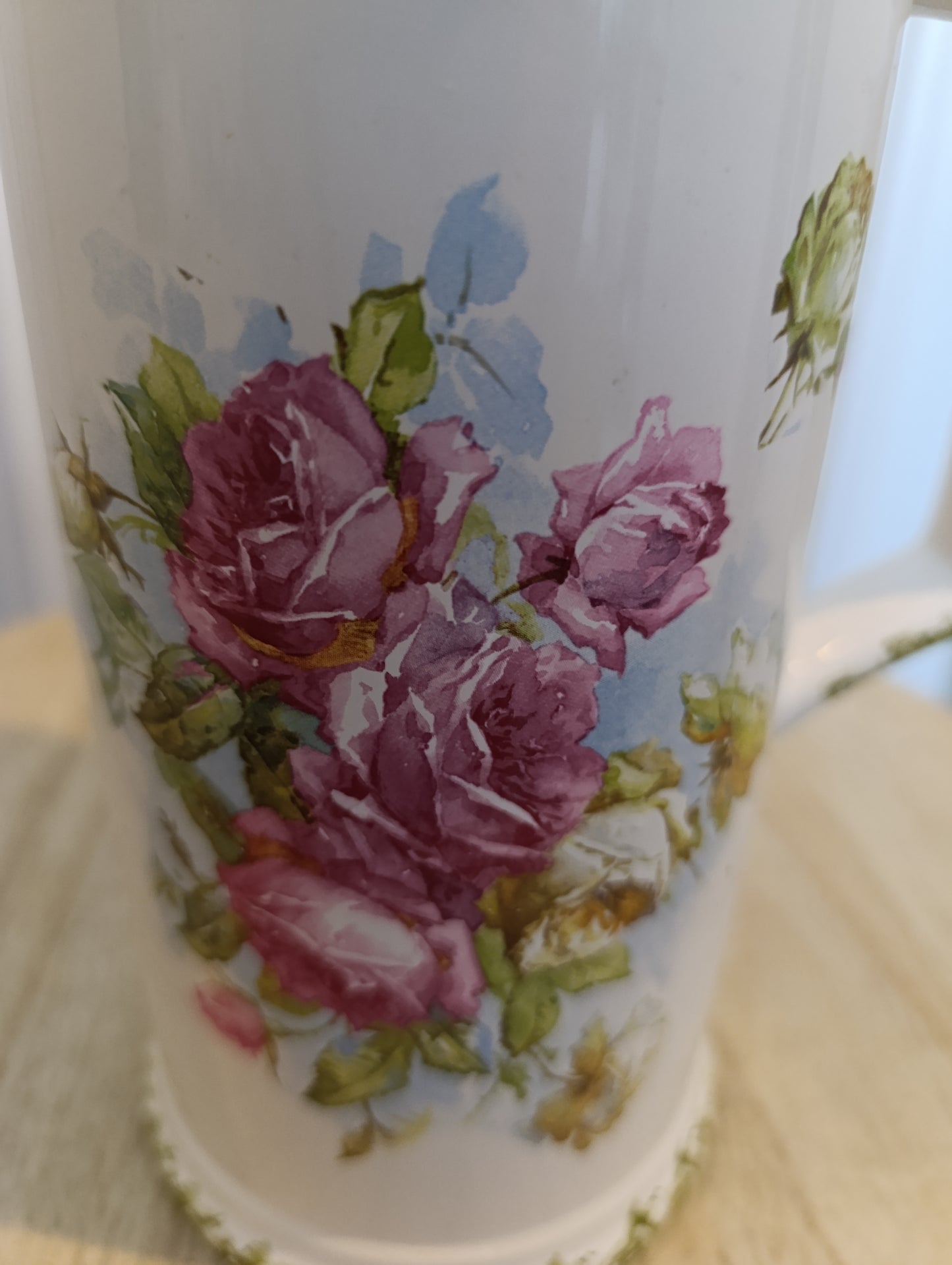 Ancien pichet fleuri en céramique à bordure verte