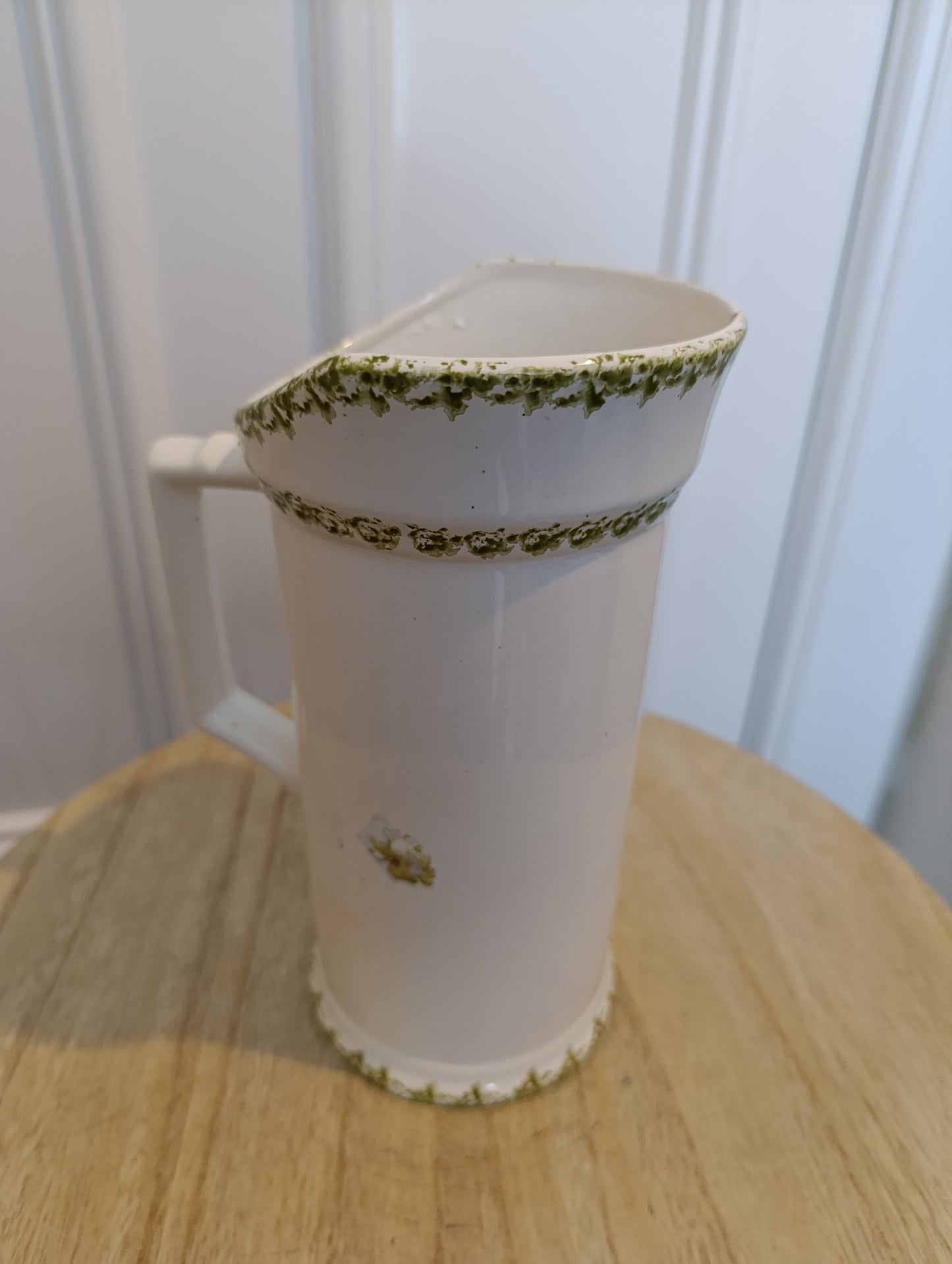 Ancien pichet fleuri en céramique à bordure verte