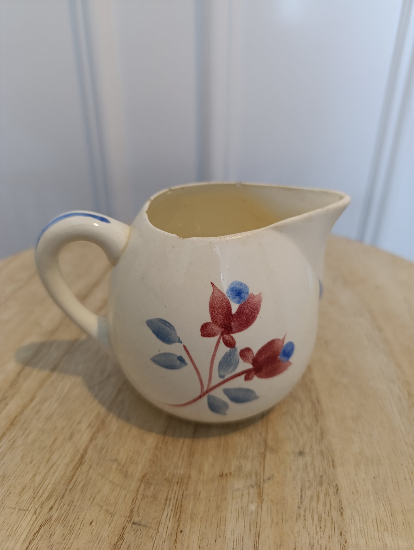 Pichet ancien Agnan en faïence décor fleurs rouges et bleues