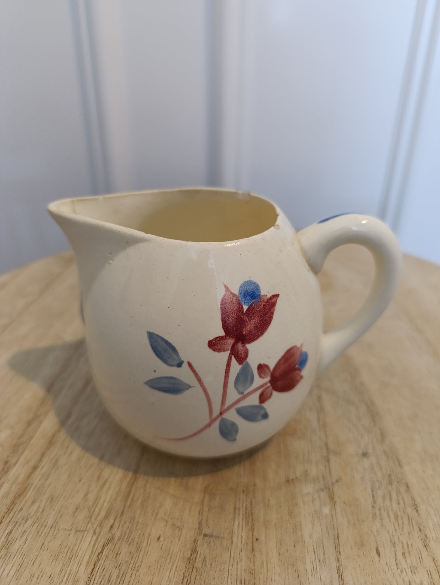 Pichet ancien Agnan en faïence décor fleurs rouges et bleues