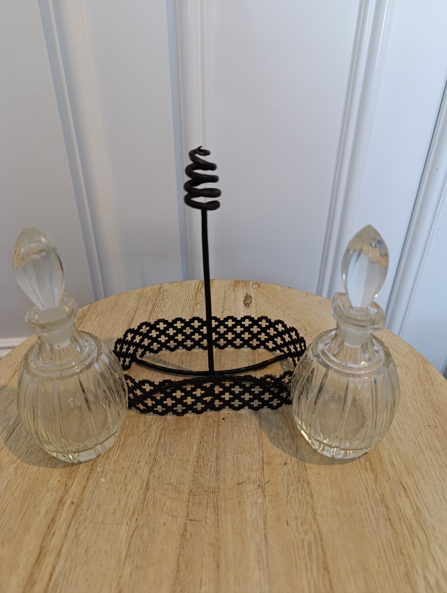 Huilier ancien en verre taillé et métal noir