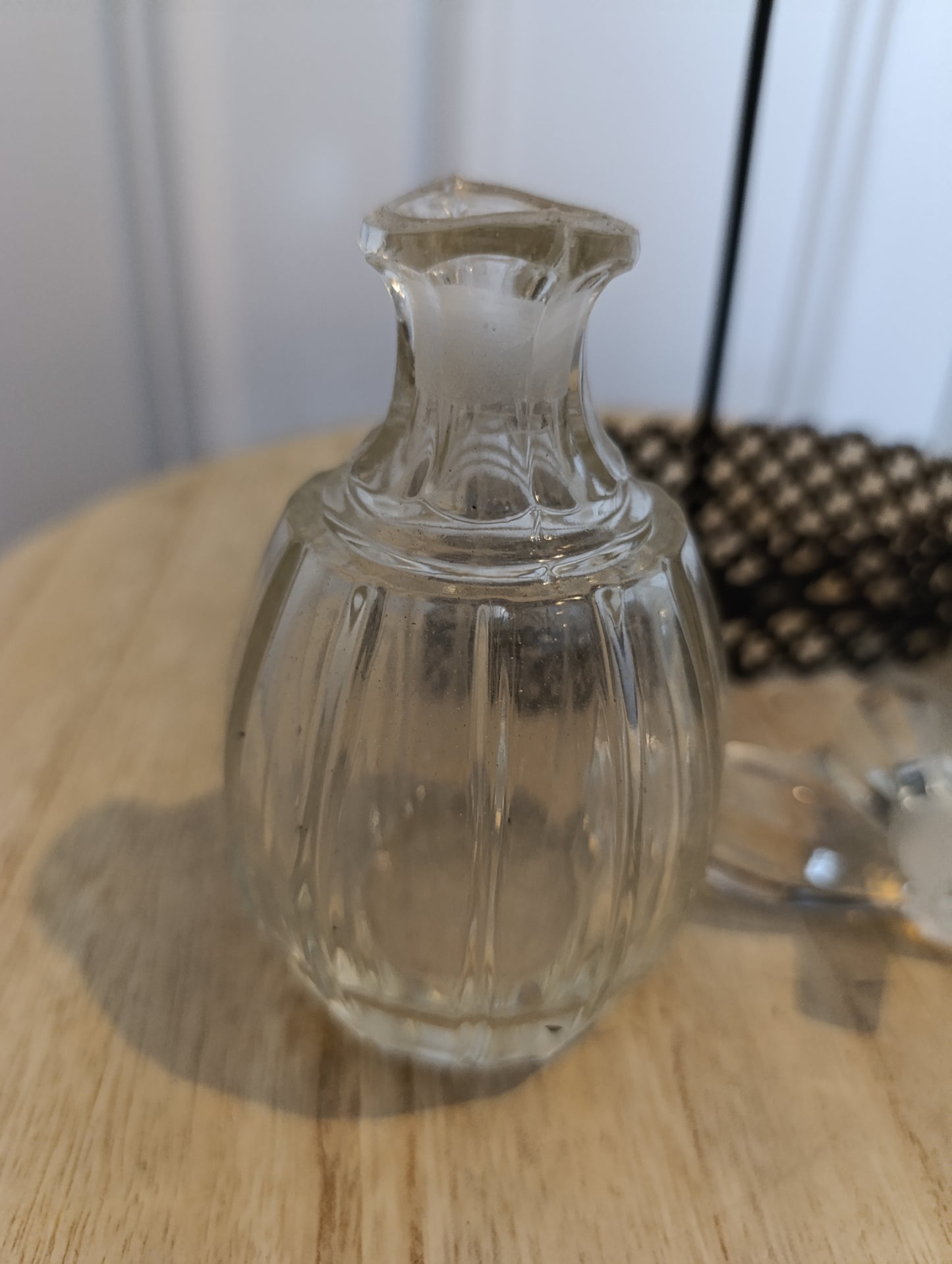 Huilier ancien en verre taillé et métal noir