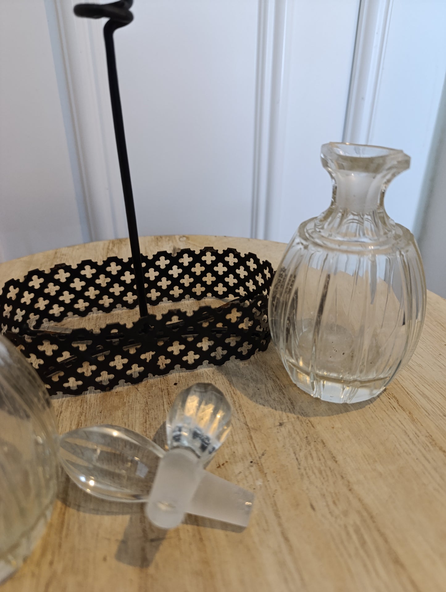 Huilier ancien en verre taillé et métal noir