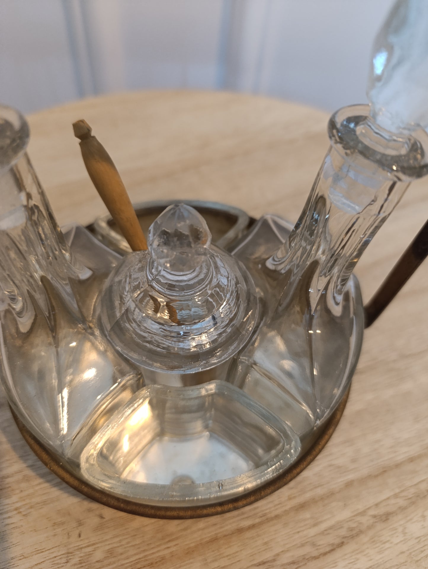 Huilier vinaigrier ancien en verre avec monture métal doré