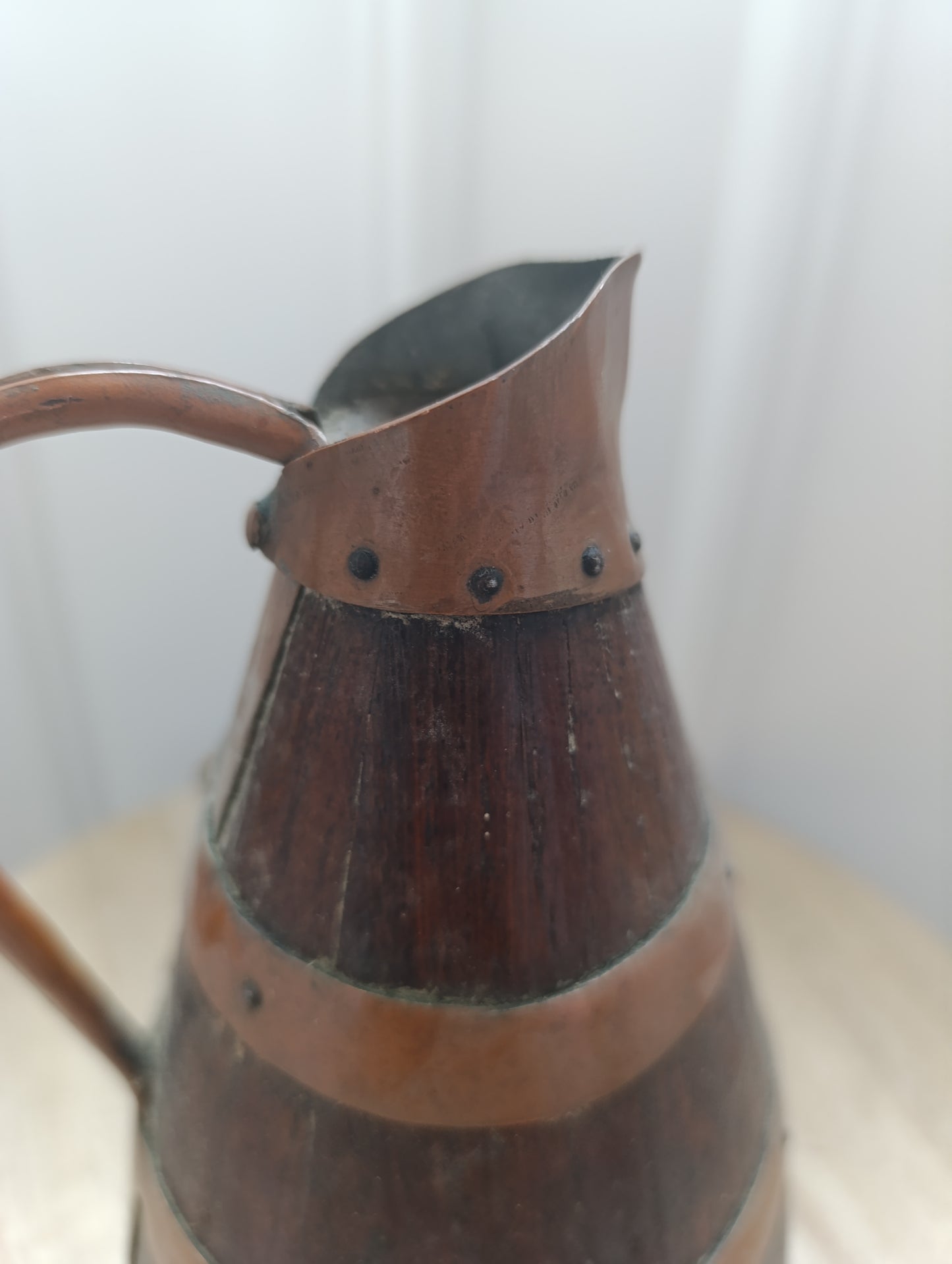 Ancien pichet en bois cerclé de cuivre – style rustique