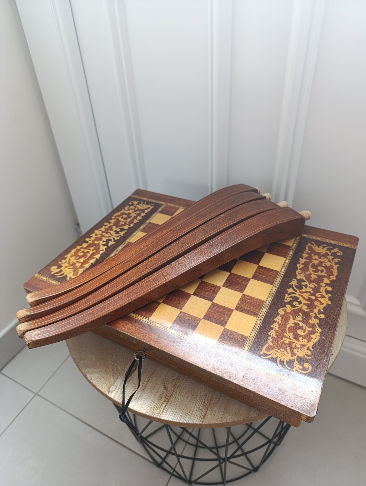 Table échiquier musicale marquetée + pièces bois – 42 cm