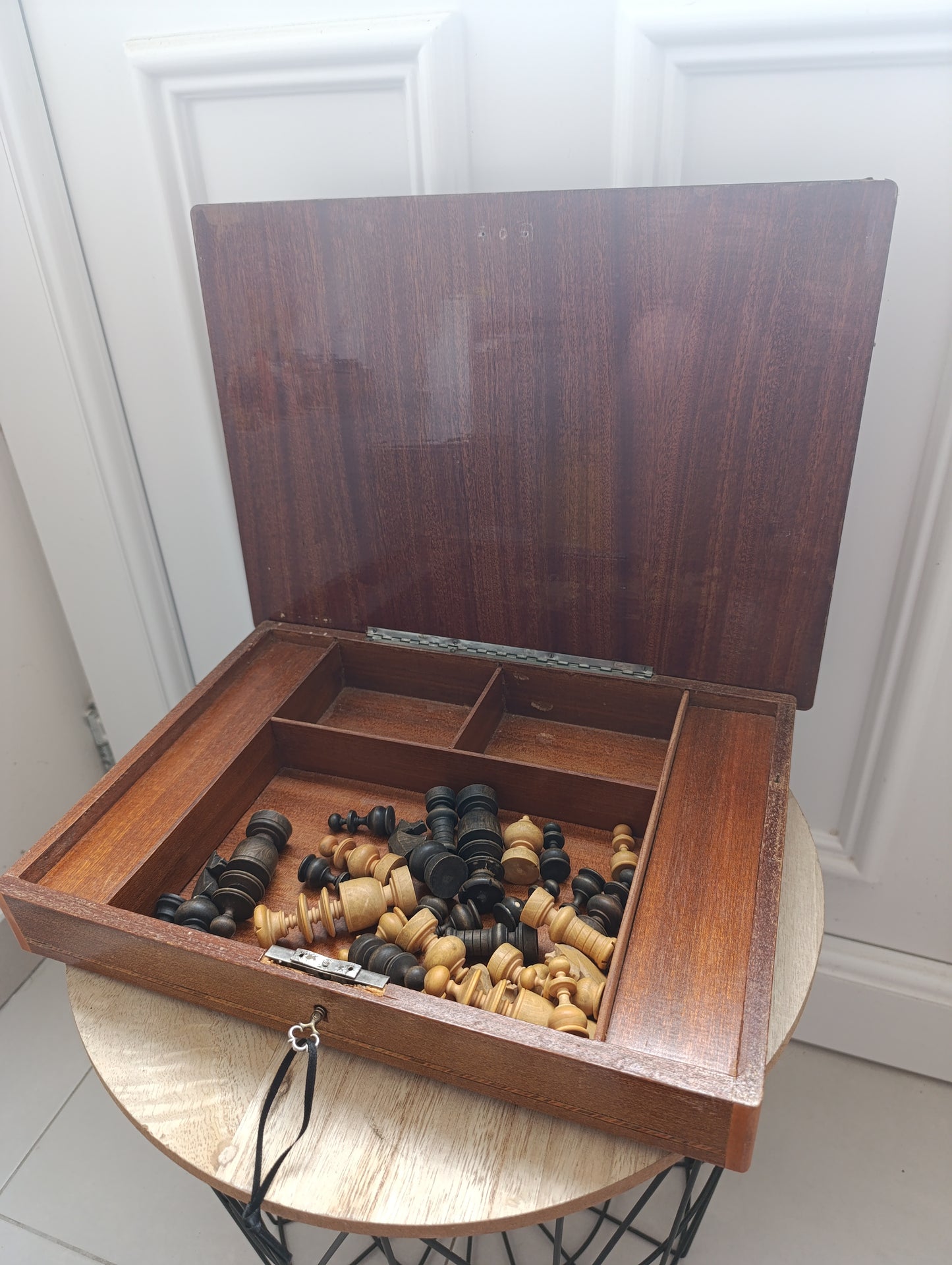 Table échiquier musicale marquetée + pièces bois – 42 cm