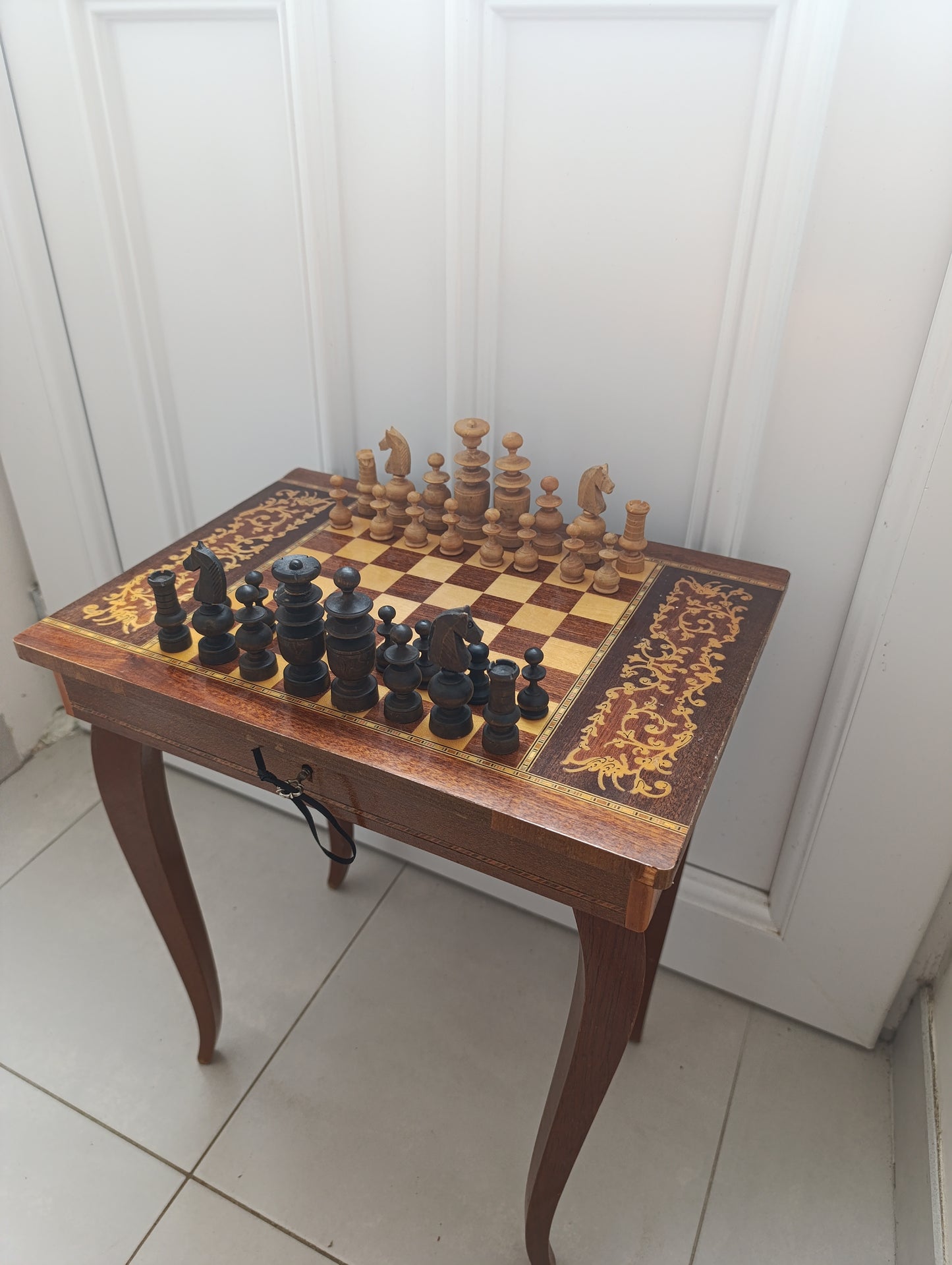 Table échiquier musicale marquetée + pièces bois – 42 cm