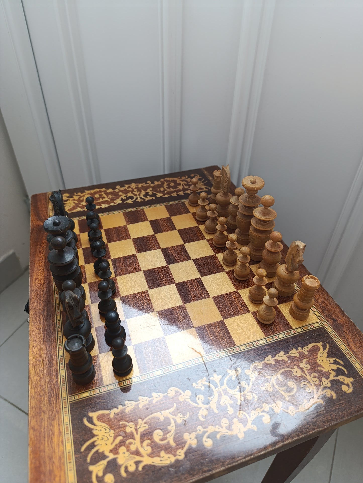 Table échiquier musicale marquetée + pièces bois – 42 cm