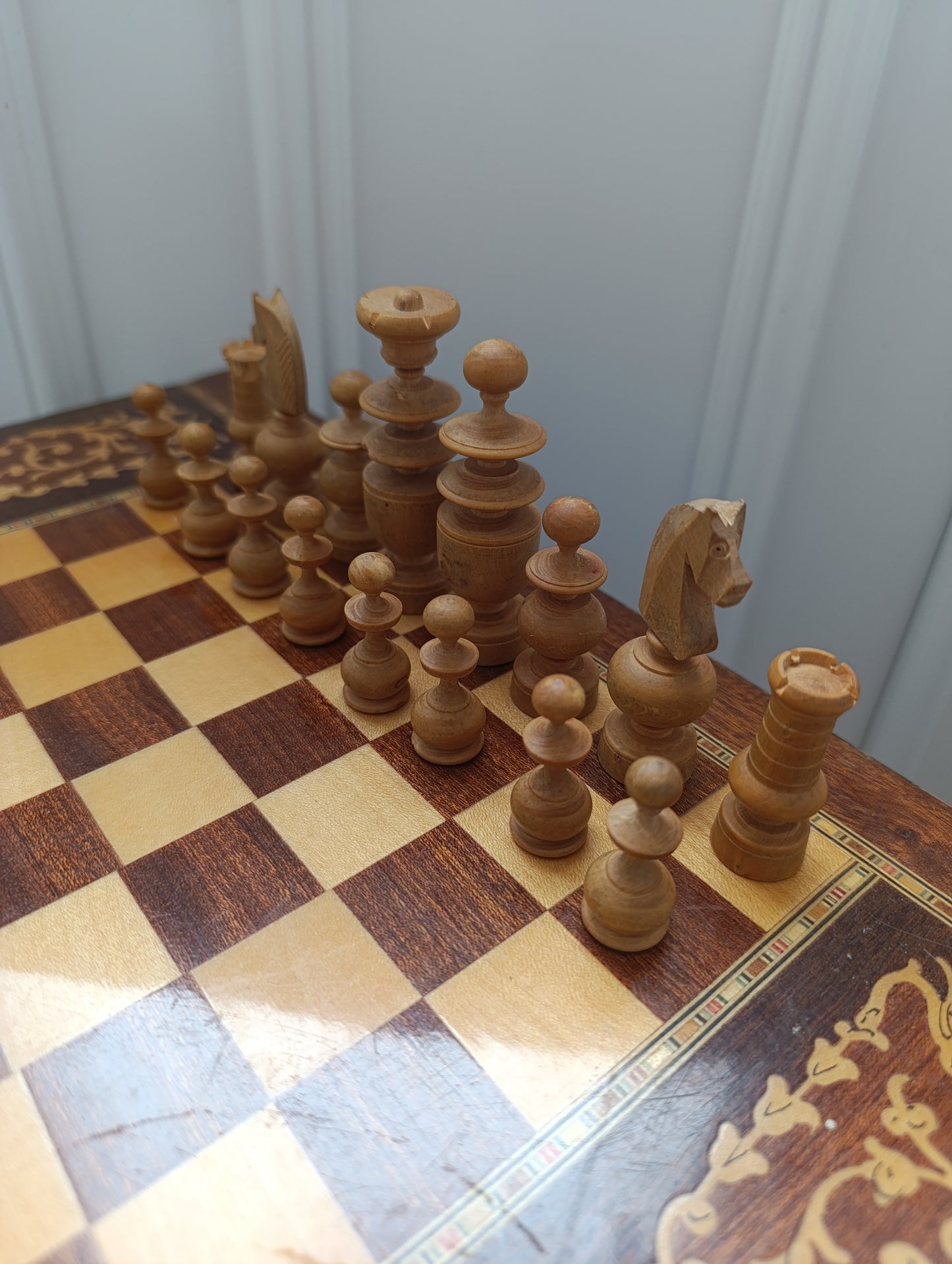 Table échiquier musicale marquetée + pièces bois – 42 cm