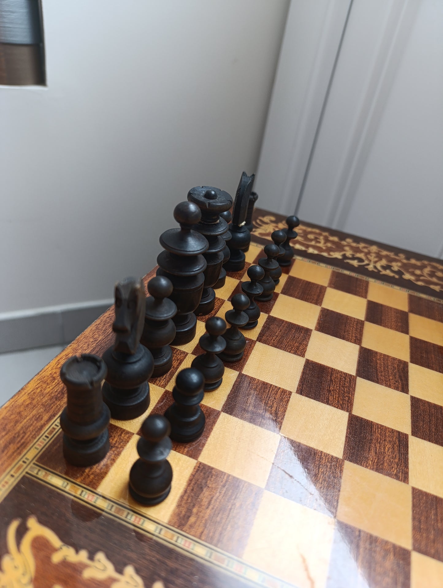 Table échiquier musicale marquetée + pièces bois – 42 cm