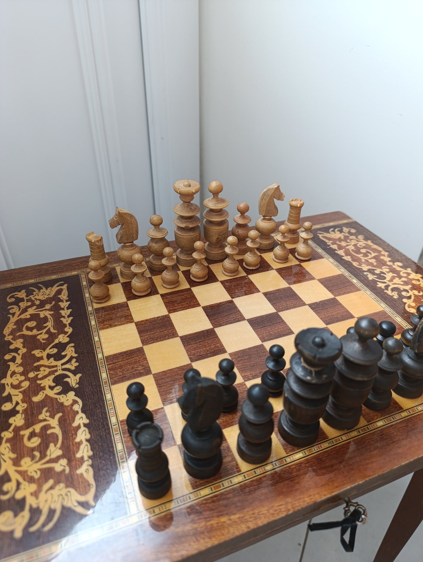 Table échiquier musicale marquetée + pièces bois – 42 cm