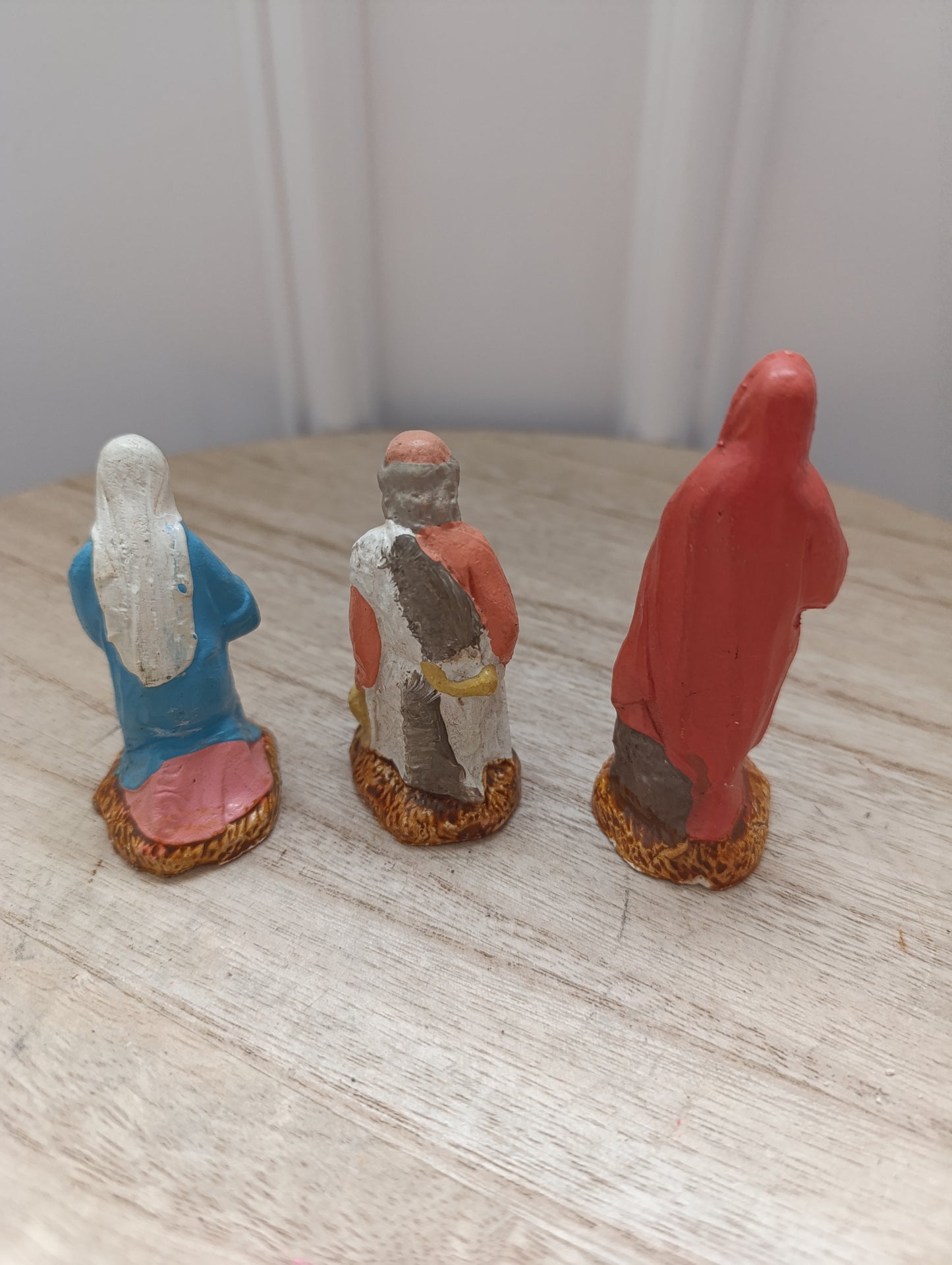 Lot de 3 santons anciens – plâtre peint à la main – 7 à 9 cm