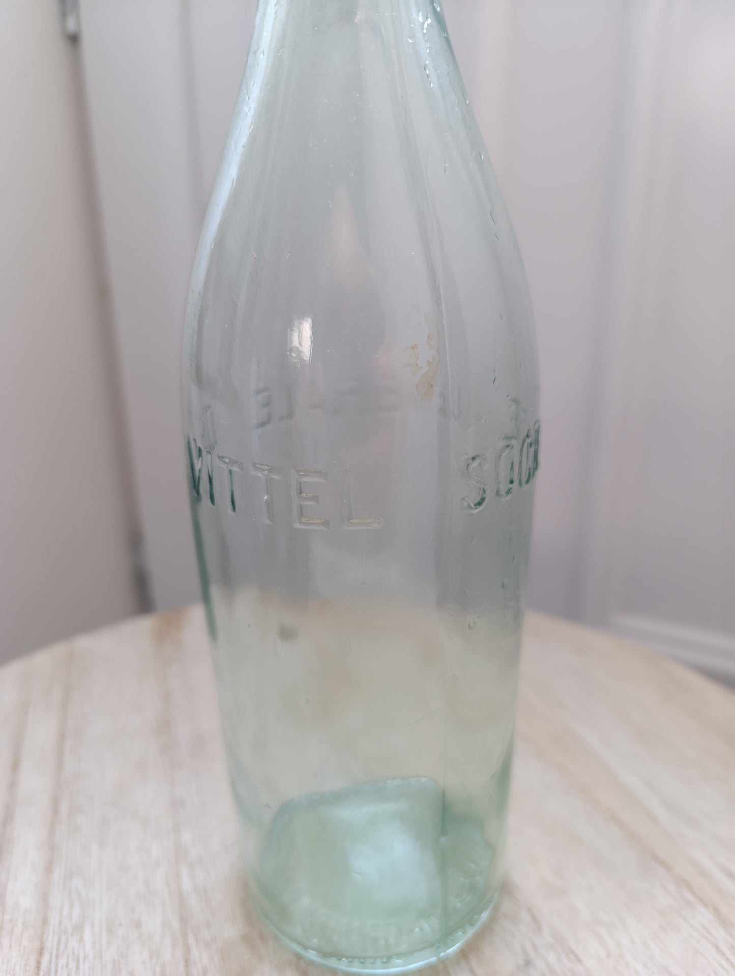 Bouteille ancienne Vittel – Source embossée – 31 cm