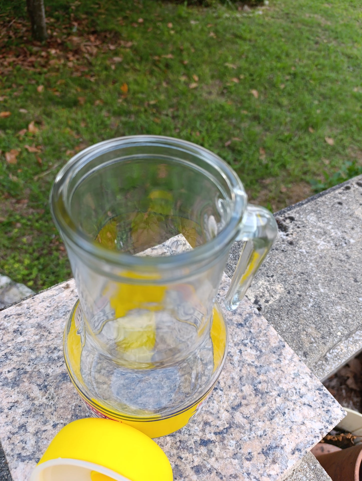 Carafe publicitaire Lipton Ice Tea avec bouchon jaune