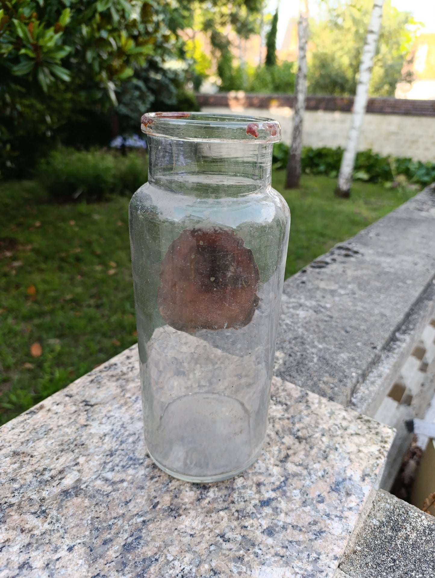 Bocal ancien en verre soufflé avec étiquette fruits rouges