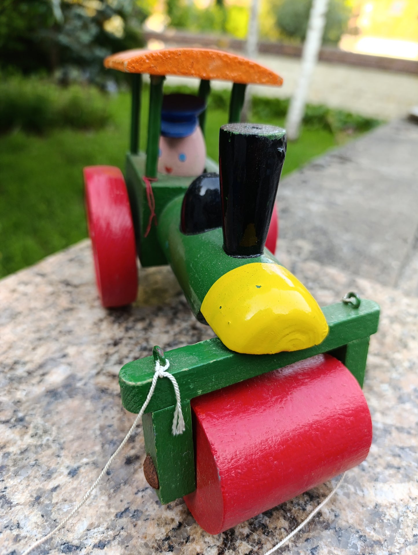 Tracteur en bois vintage à mécanisme, personnage animé