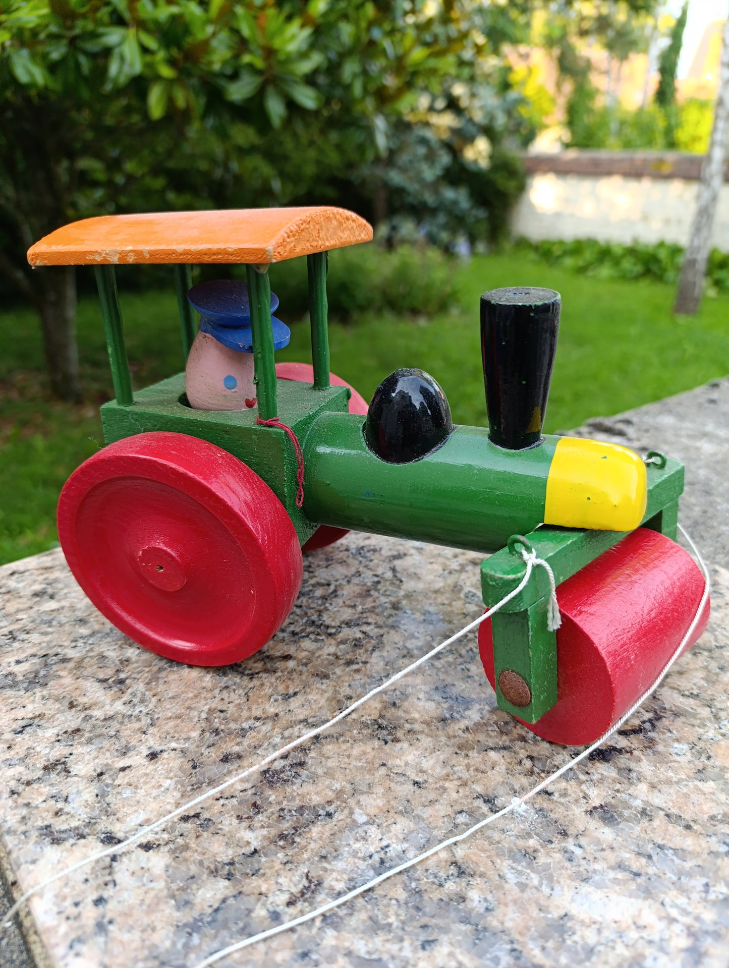 Tracteur en bois vintage à mécanisme, personnage animé