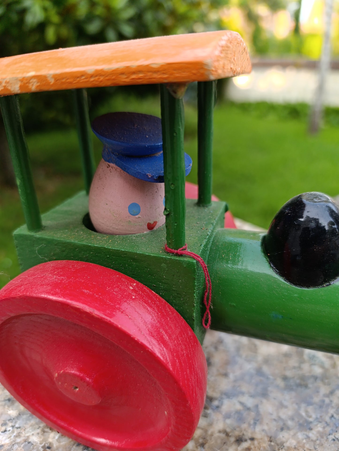 Tracteur en bois vintage à mécanisme, personnage animé