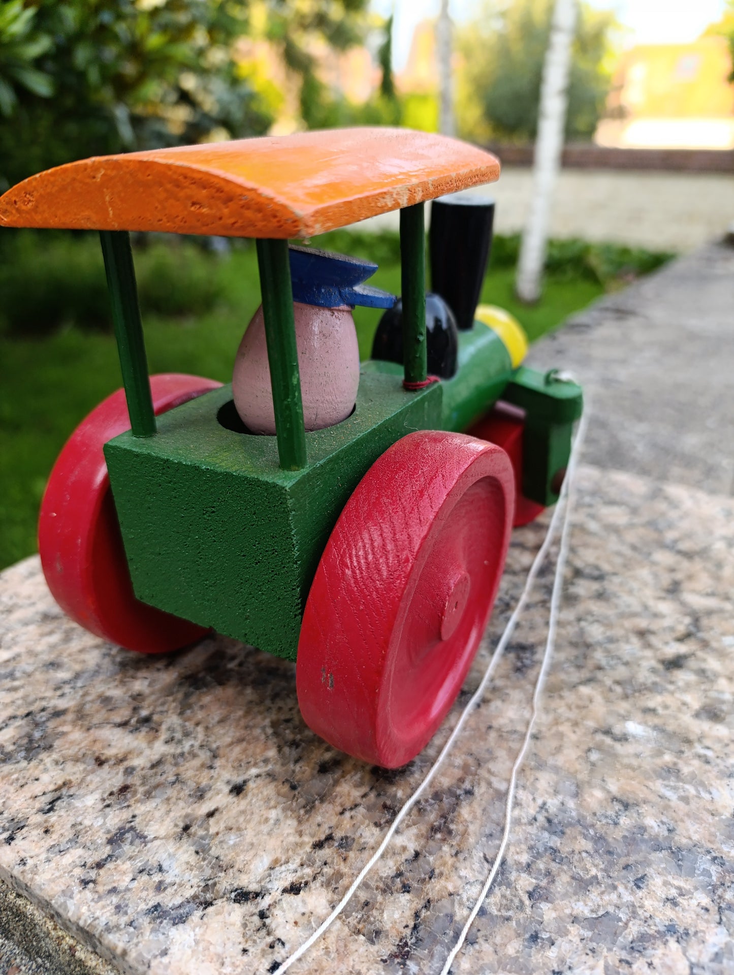 Tracteur en bois vintage à mécanisme, personnage animé
