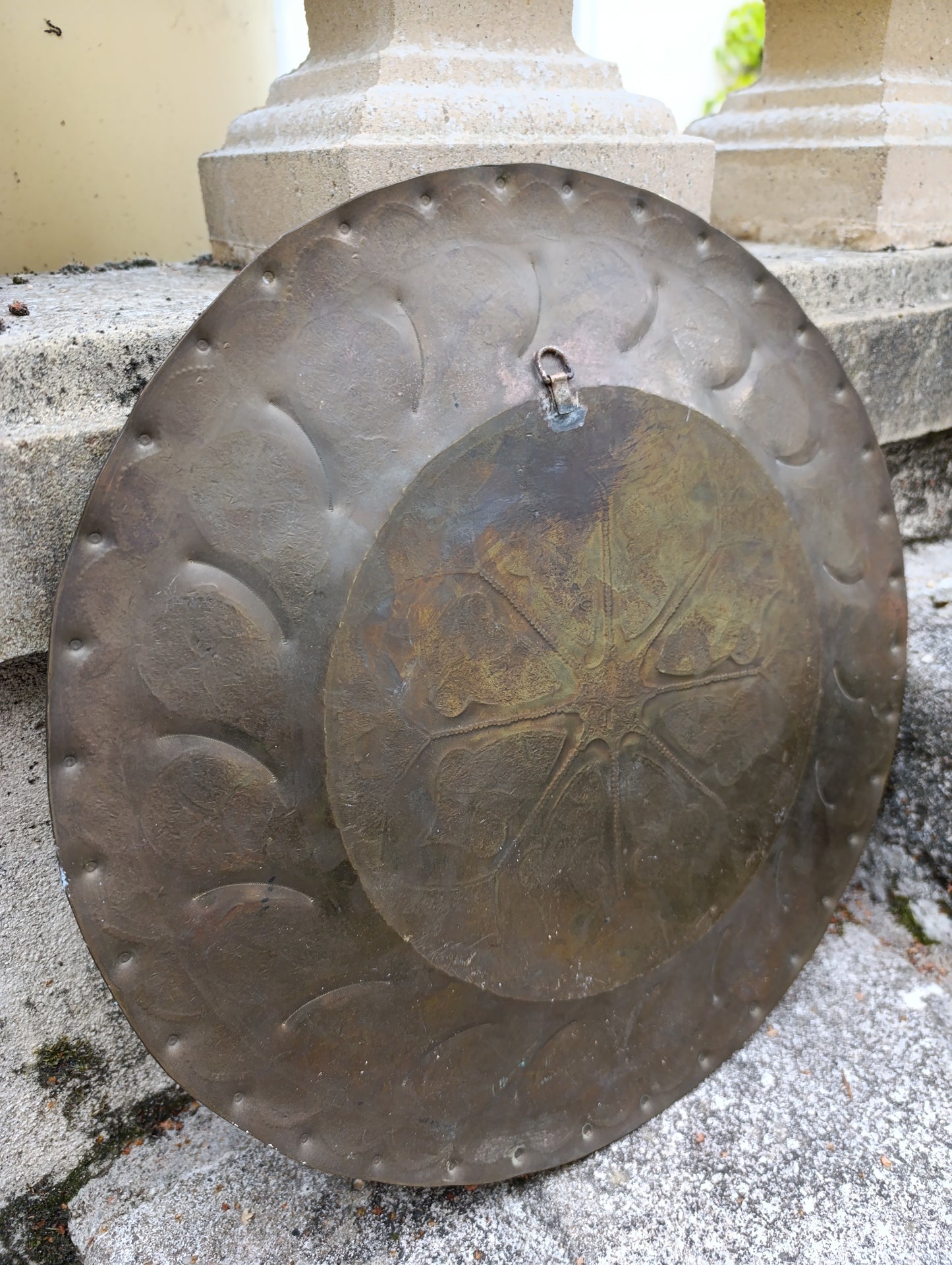 Grande assiette murale décorative en métal ciselé – Ø 36 cm