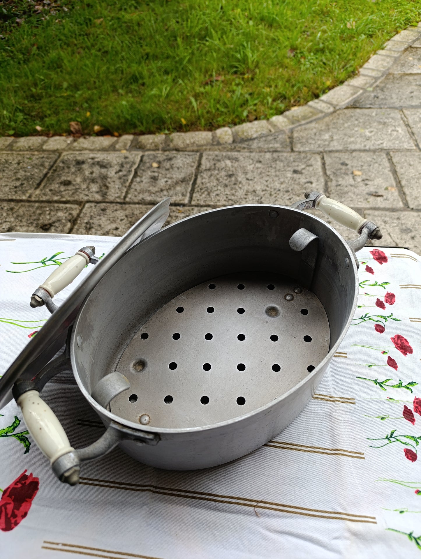 Cocotte ovale aluminium vintage 31×22 cm – couvercle + panier vapeur