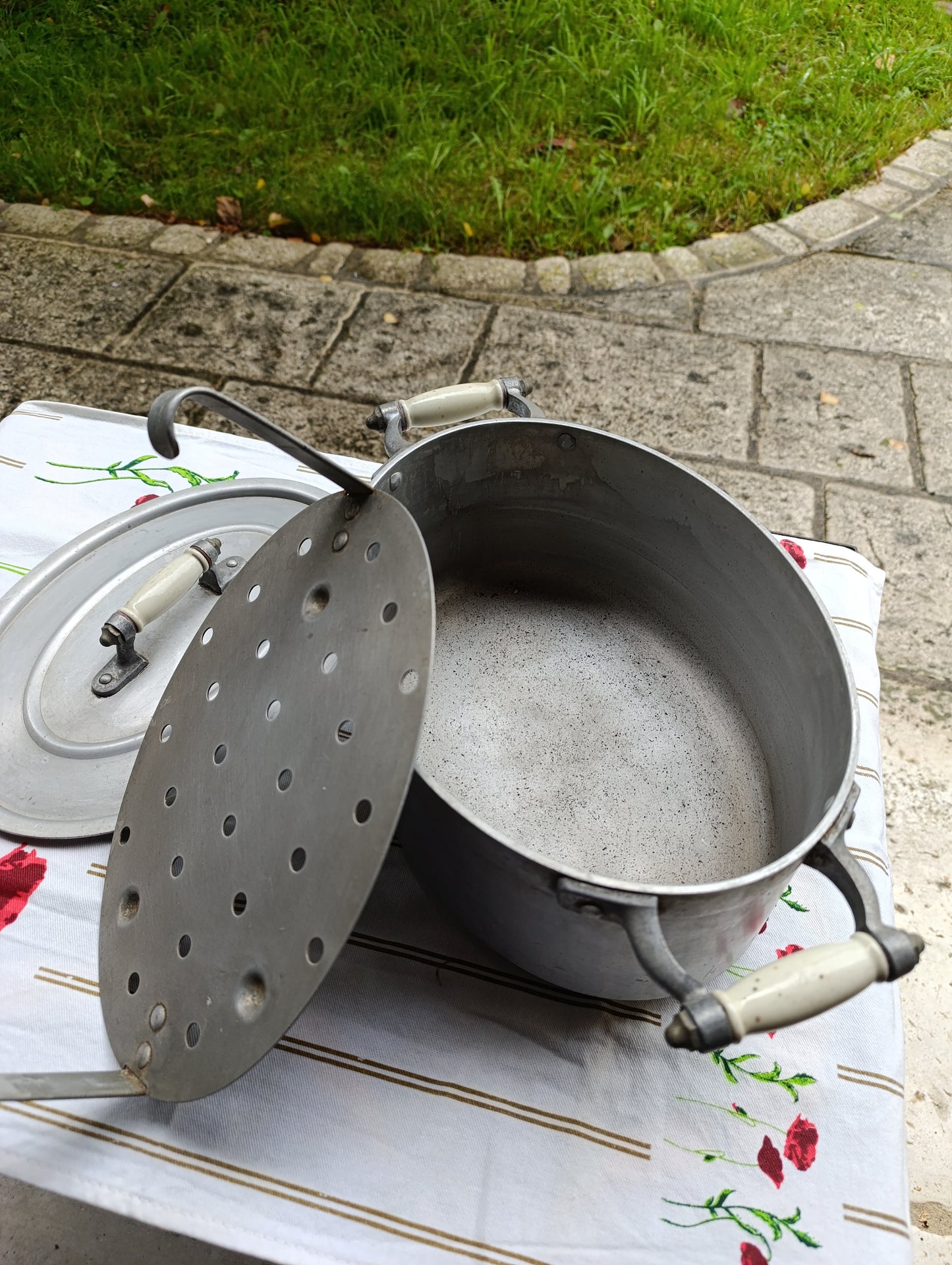 Cocotte ovale aluminium vintage 31×22 cm – couvercle + panier vapeur