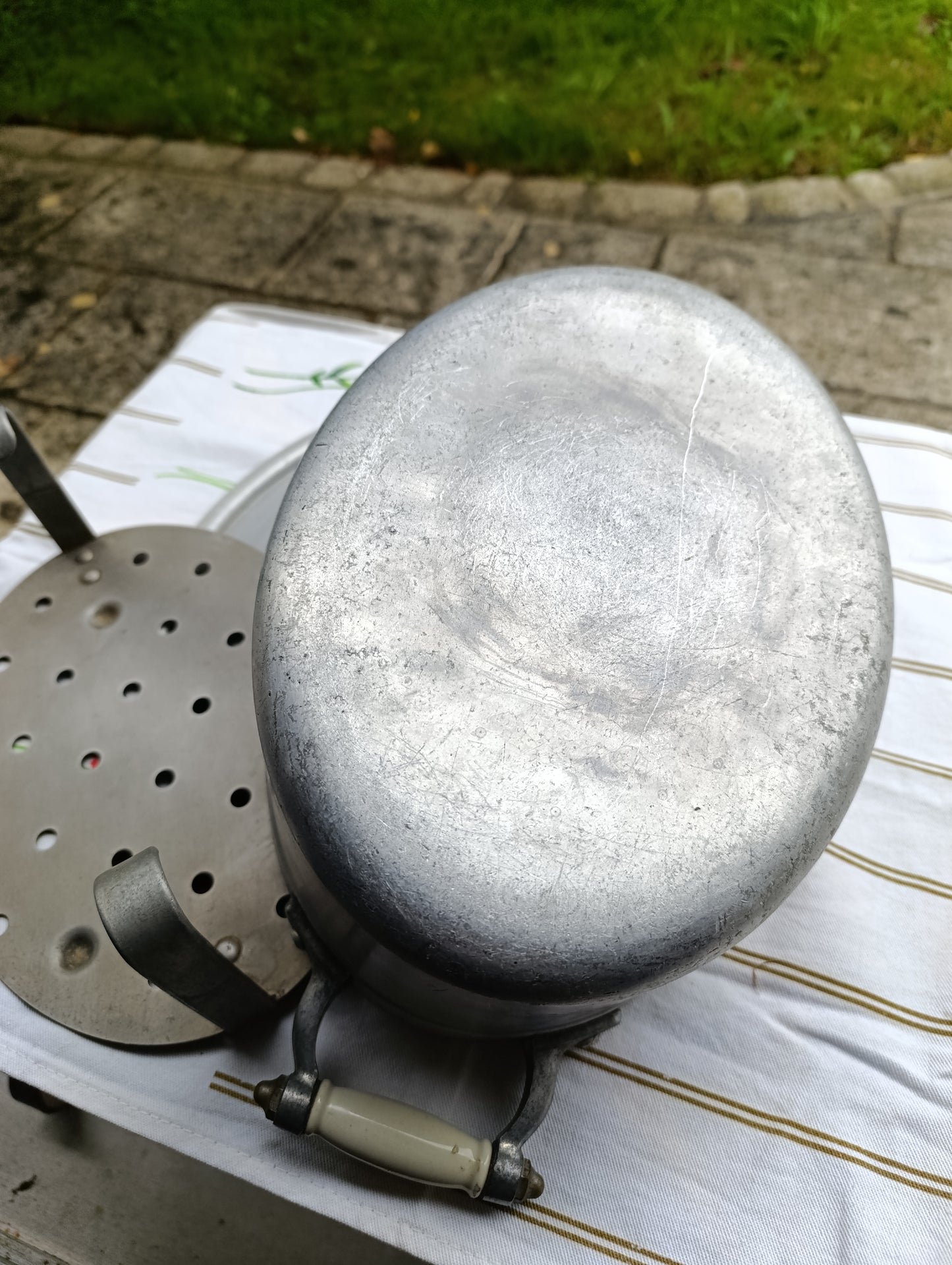 Cocotte ovale aluminium vintage 31×22 cm – couvercle + panier vapeur