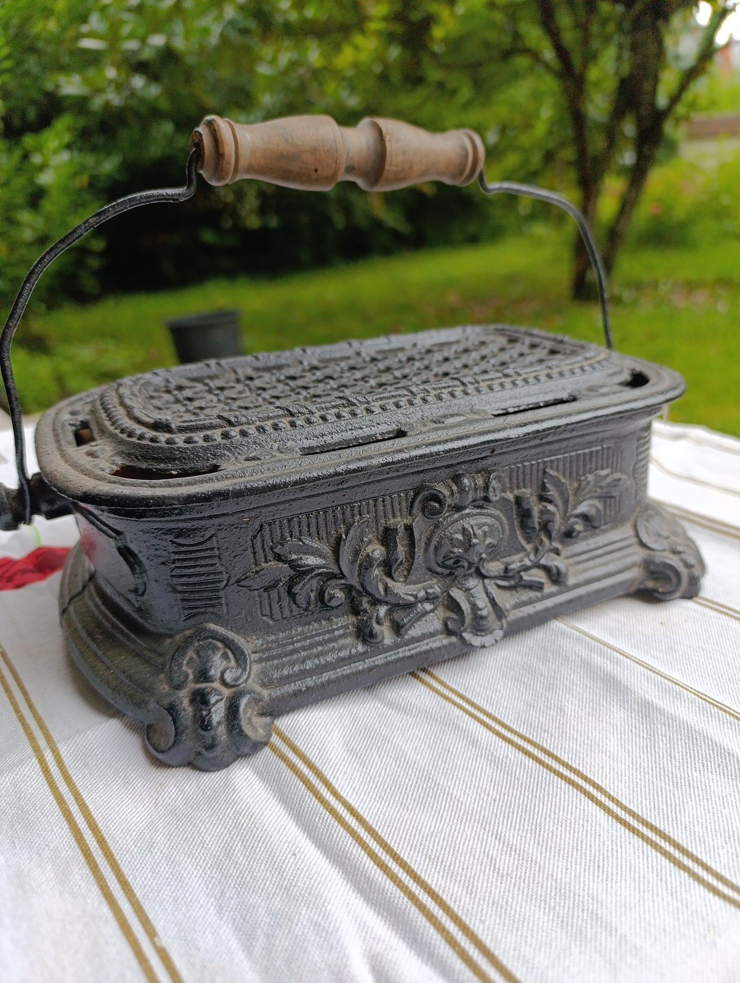 Chaufferette ancienne en fonte à braises – poignée bois, 24×14×H8 cm