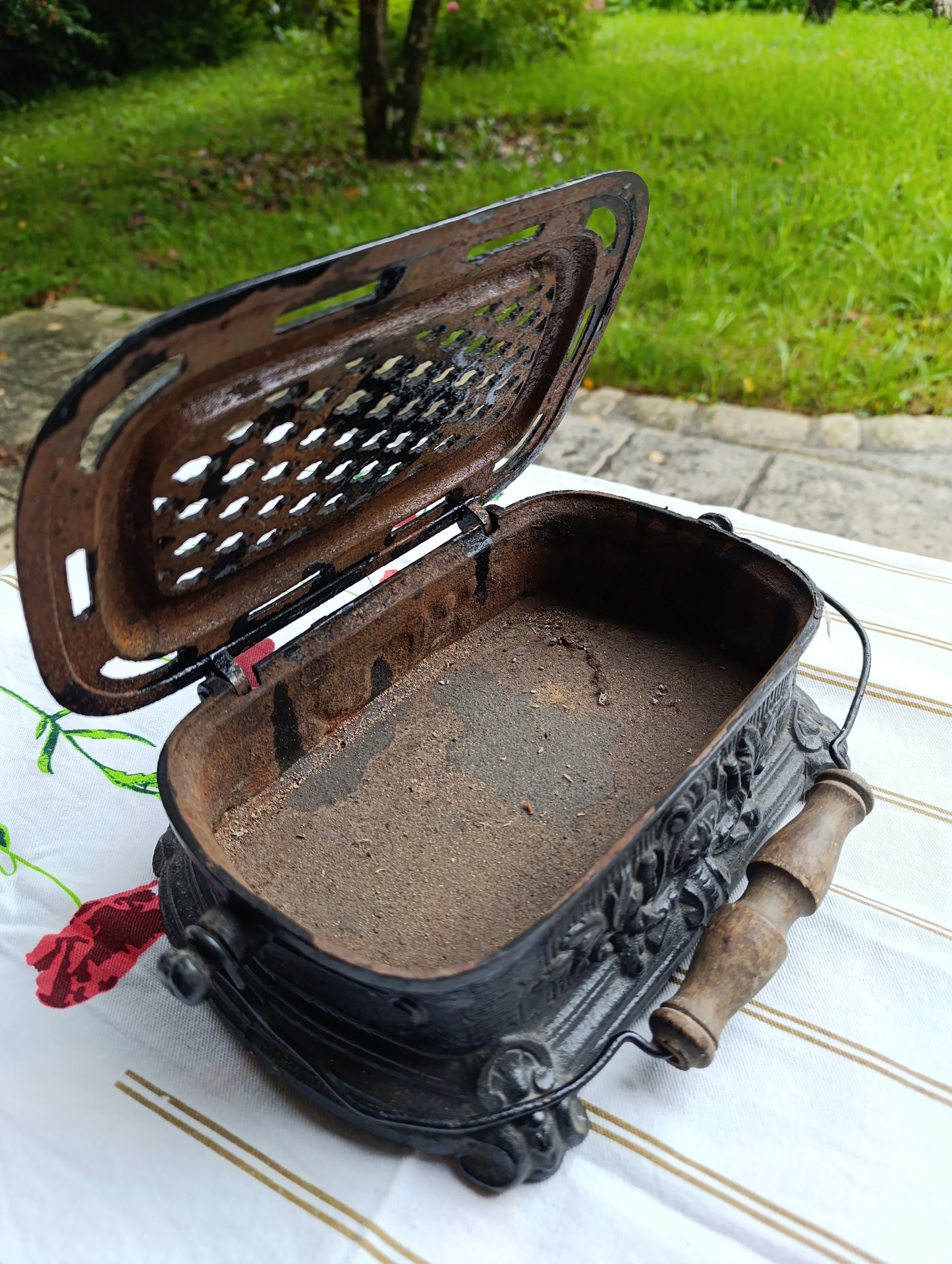 Chaufferette ancienne en fonte à braises – poignée bois, 24×14×H8 cm