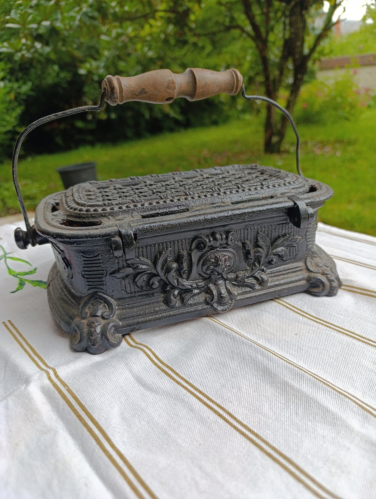 Chaufferette ancienne en fonte à braises – poignée bois, 24×14×H8 cm