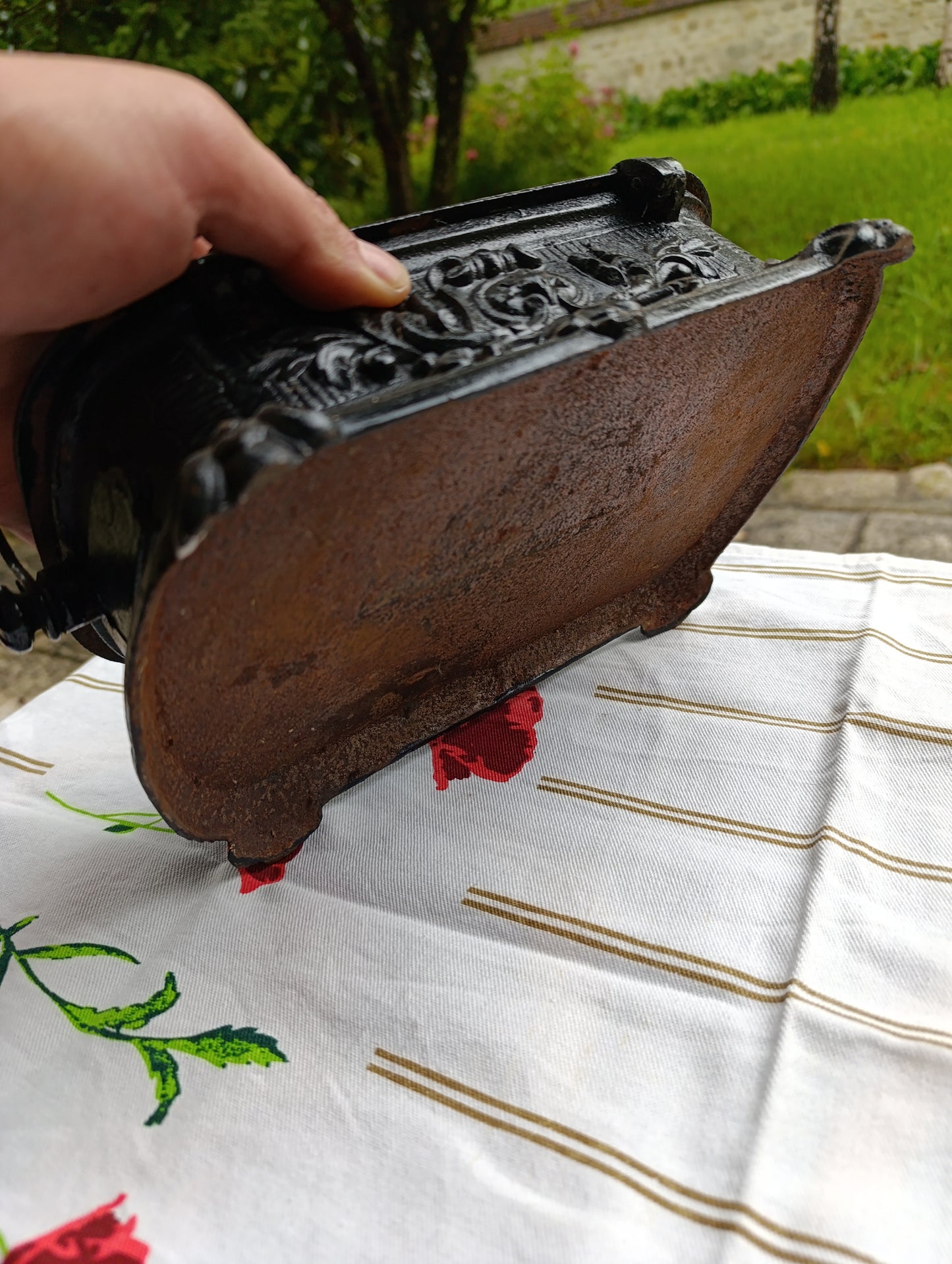 Chaufferette ancienne en fonte à braises – poignée bois, 24×14×H8 cm