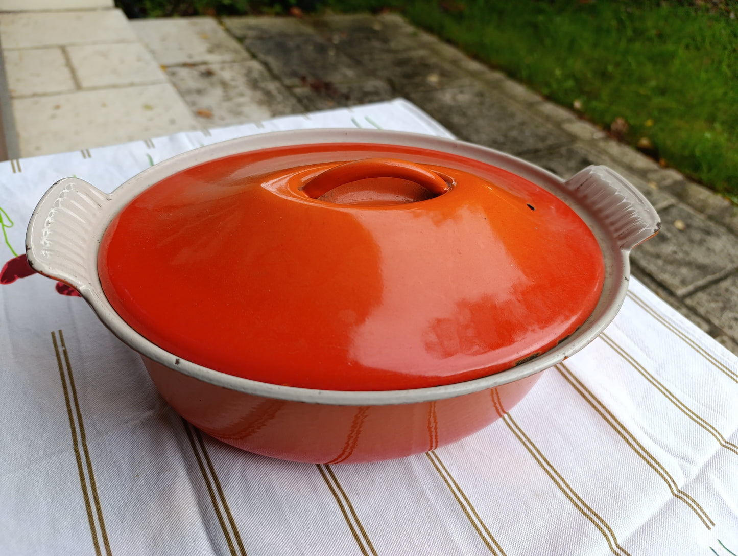 Cocotte ovale en fonte émaillée orange 30×22 cm avec couvercle