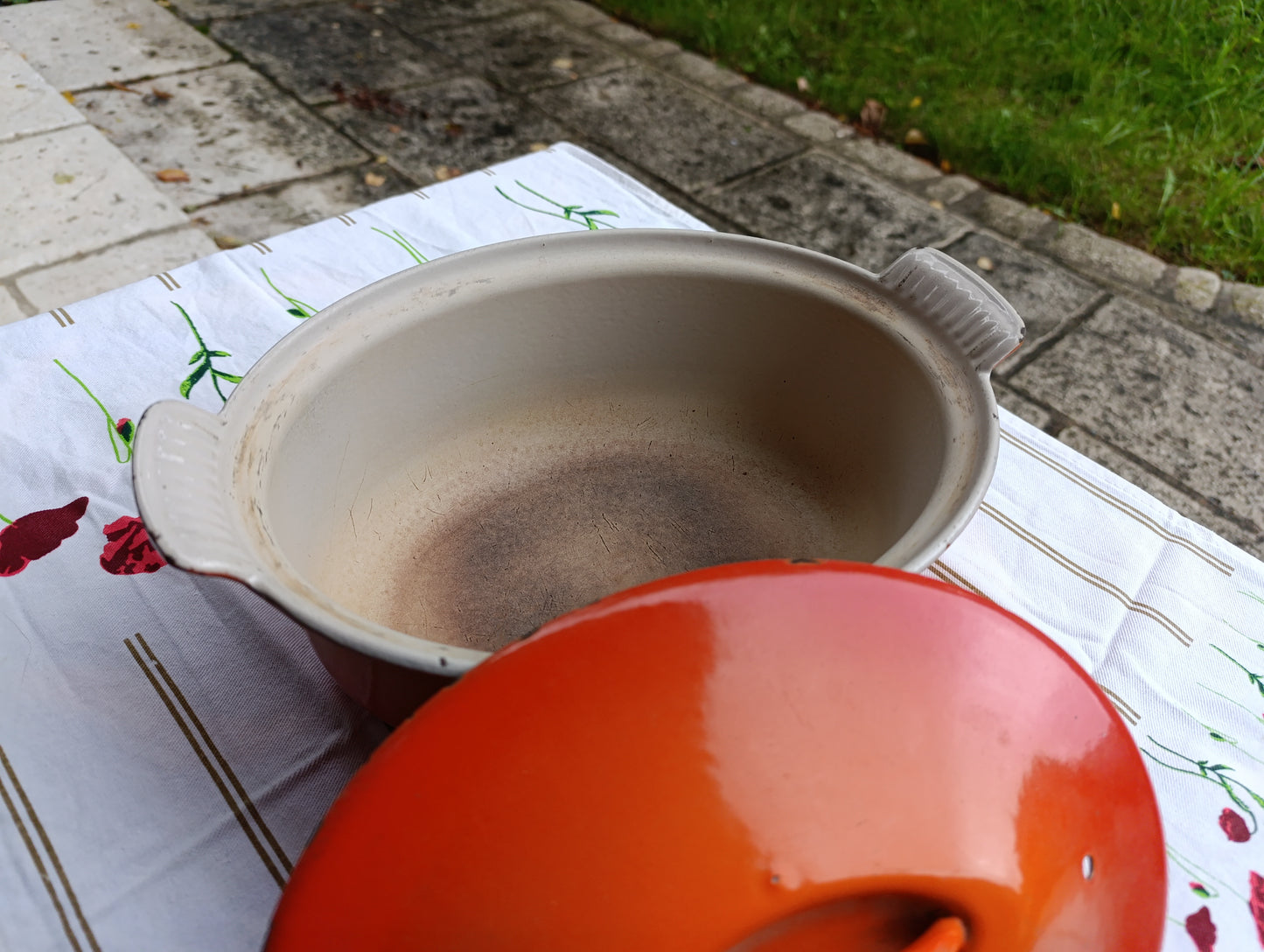 Cocotte ovale en fonte émaillée orange 30×22 cm avec couvercle