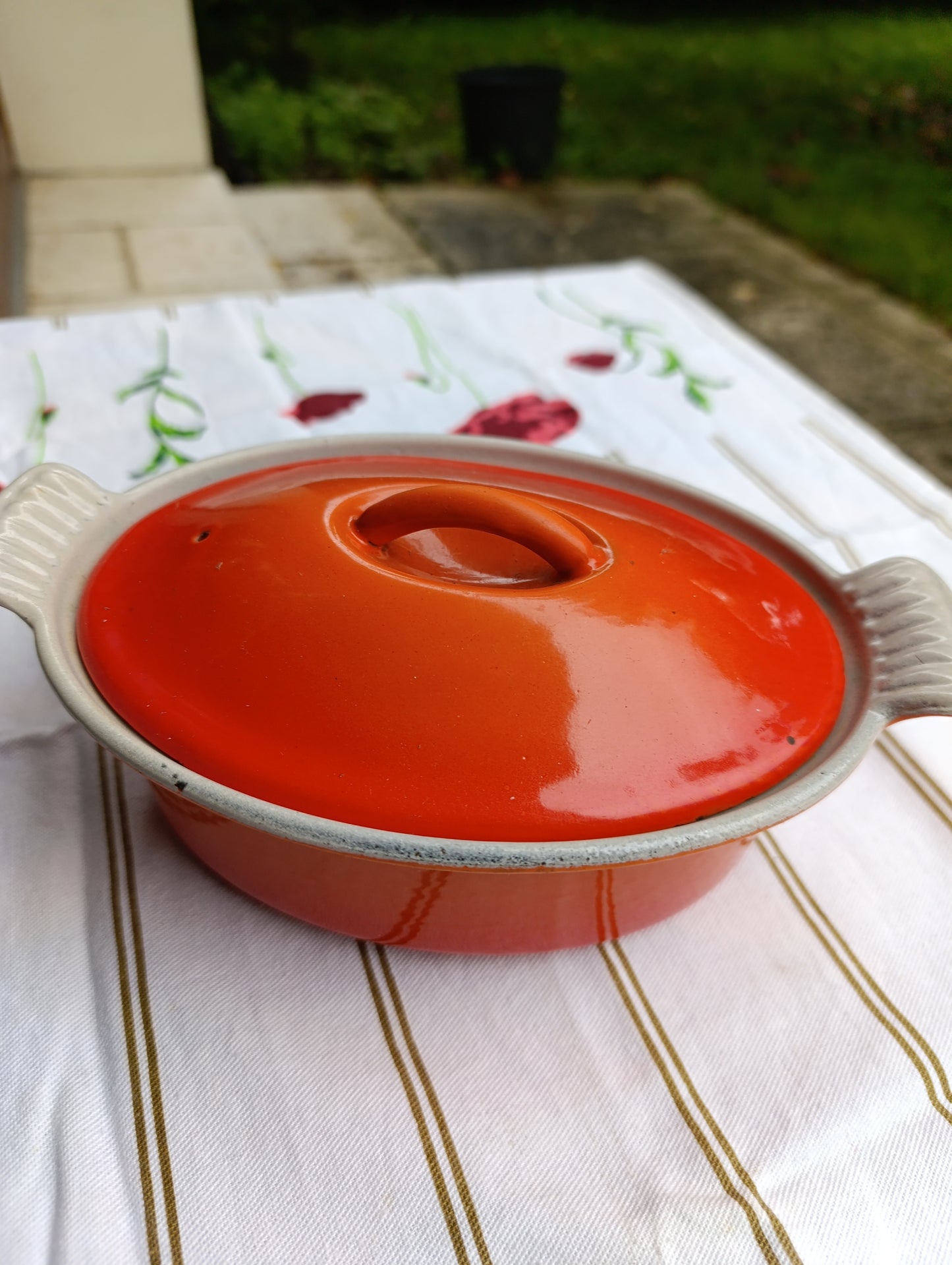Petite cocotte ovale en fonte émaillée orange – taille 18 (22×14 cm) avec couvercle