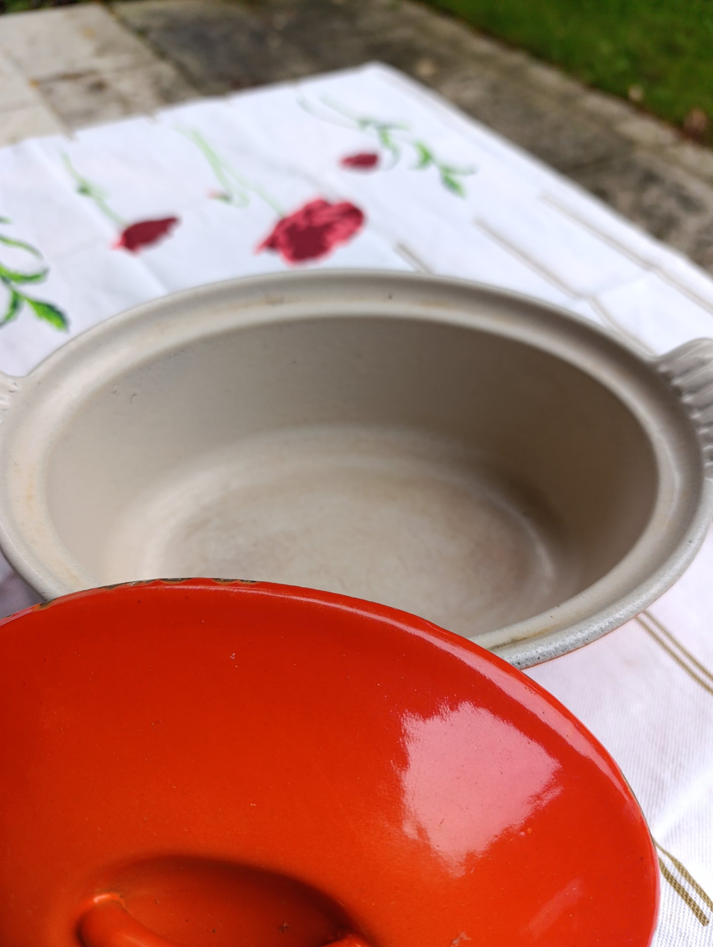 Petite cocotte ovale en fonte émaillée orange – taille 18 (22×14 cm) avec couvercle