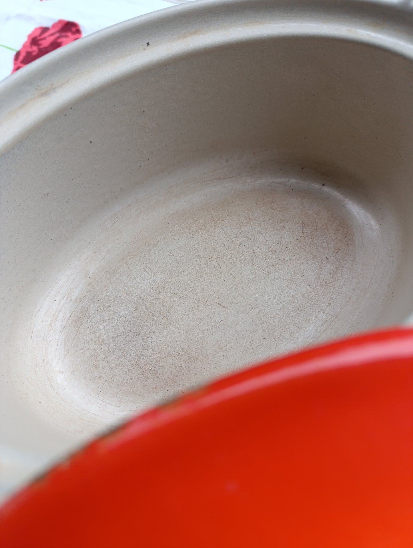 Petite cocotte ovale en fonte émaillée orange – taille 18 (22×14 cm) avec couvercle