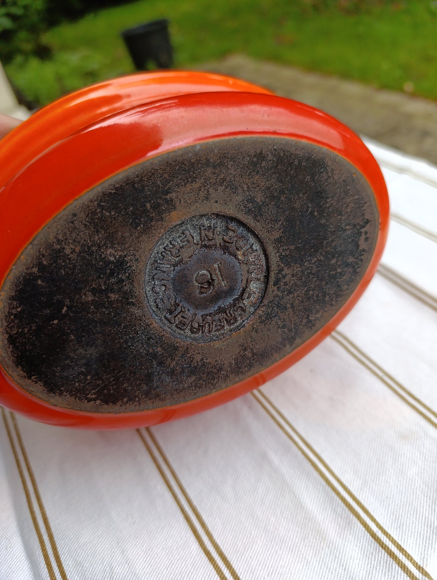 Petite cocotte ovale en fonte émaillée orange – taille 18 (22×14 cm) avec couvercle