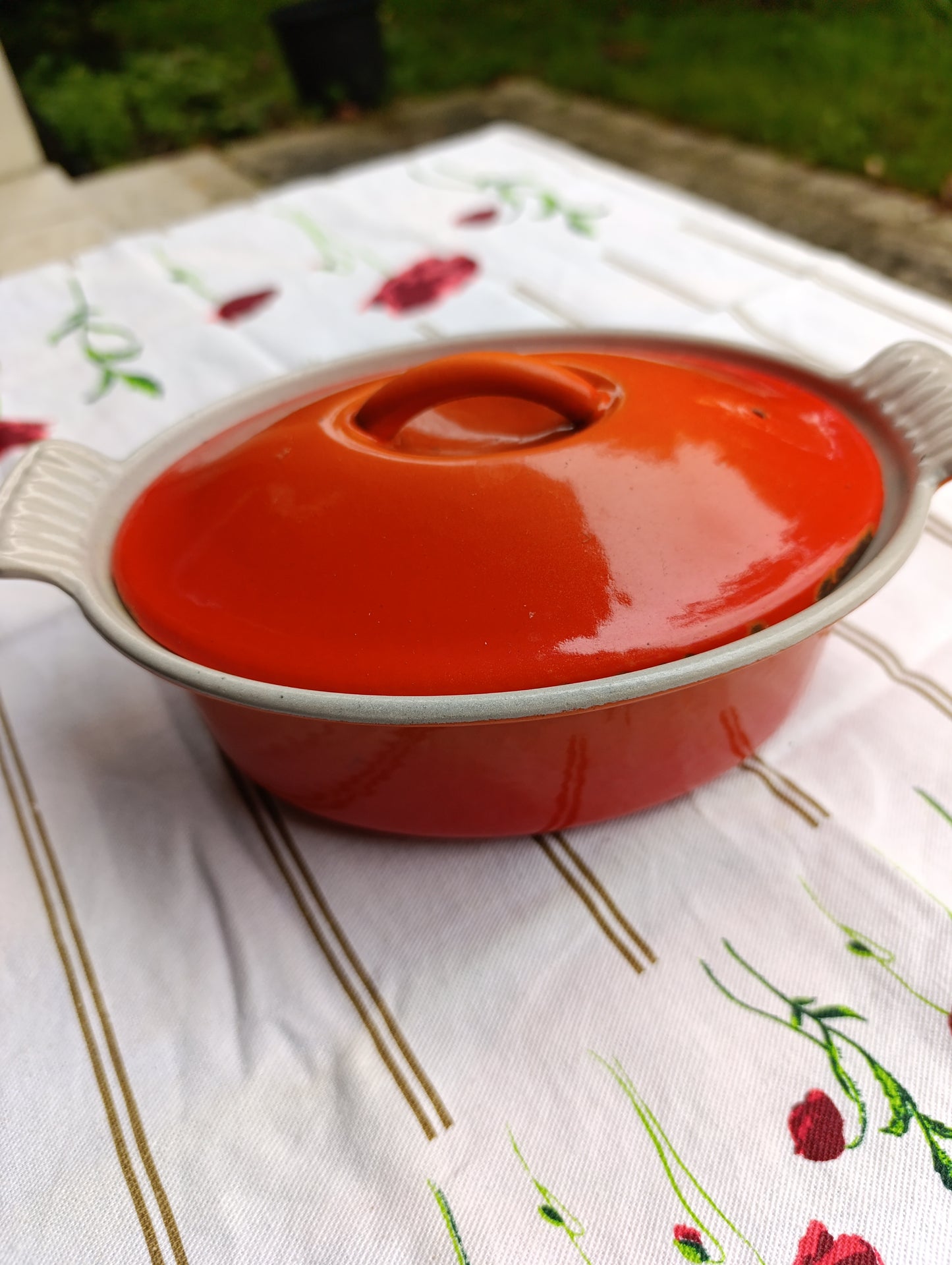 Petite cocotte ovale en fonte émaillée orange – taille 18 (22×14 cm) avec couvercle