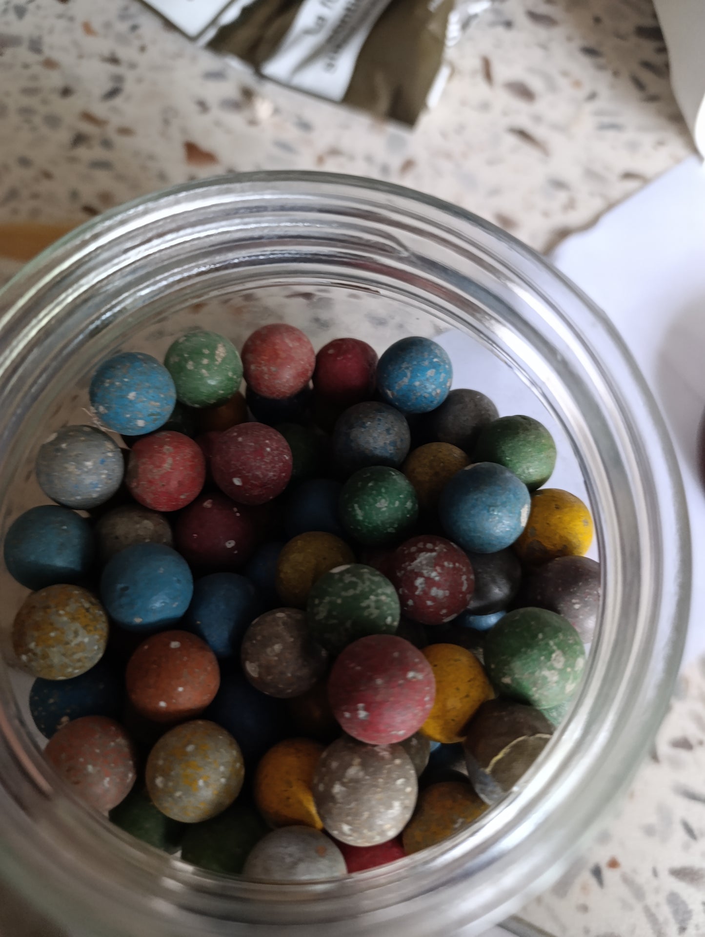 Bocal en verre rempli de billes anciennes colorées, environ 1,7 kg.