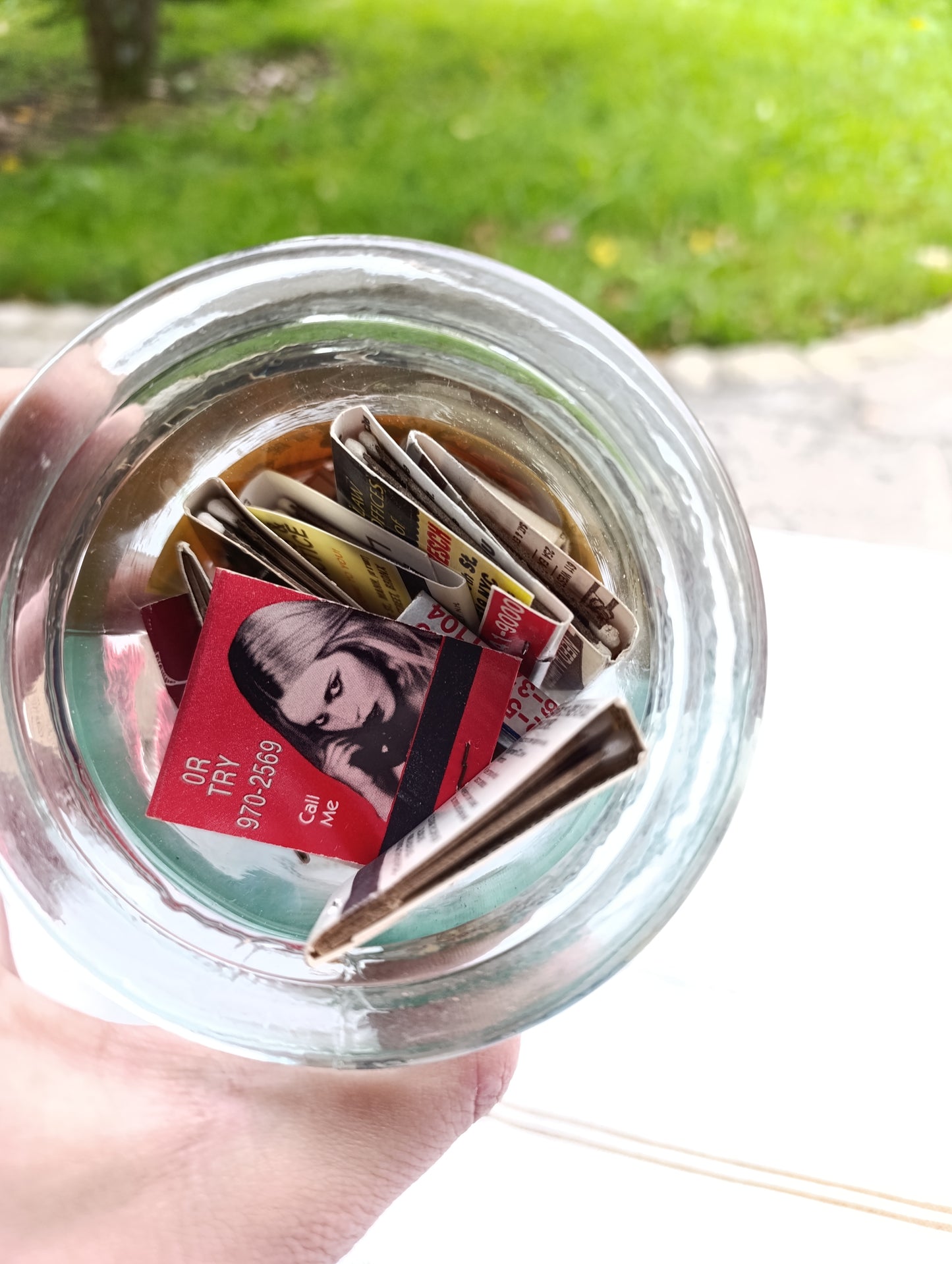 Bocal en verre ancien avec étiquette rétro « Alcazar d’Été – Belle Otero », bouchon en liège.