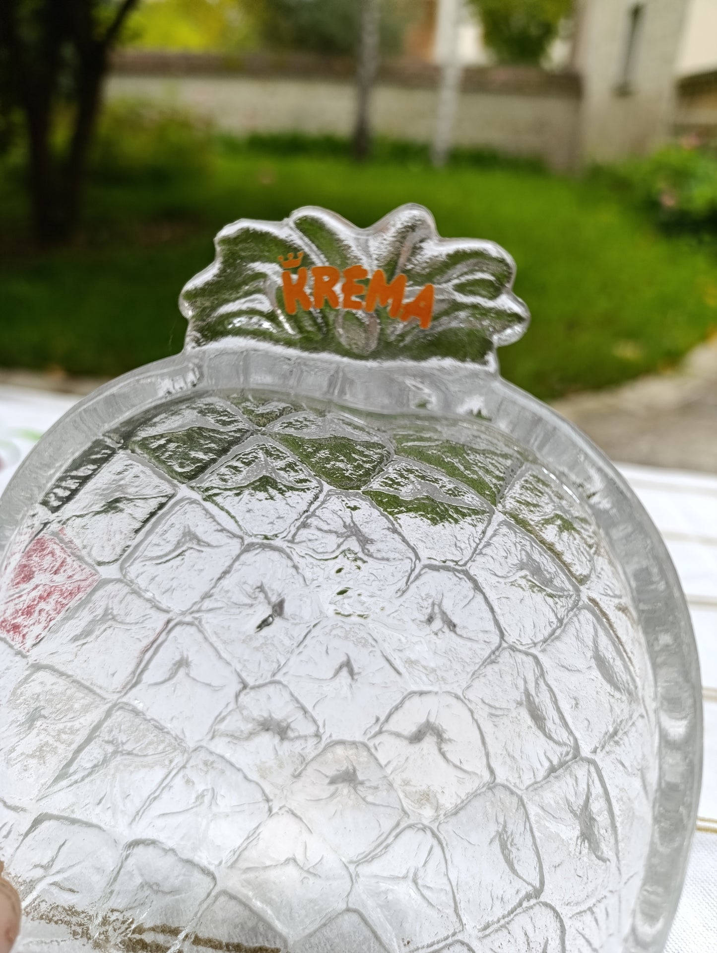 Coupe publicitaire vintage en verre épais, forme d’ananas avec inscription KREMA en relief et lettres orange.