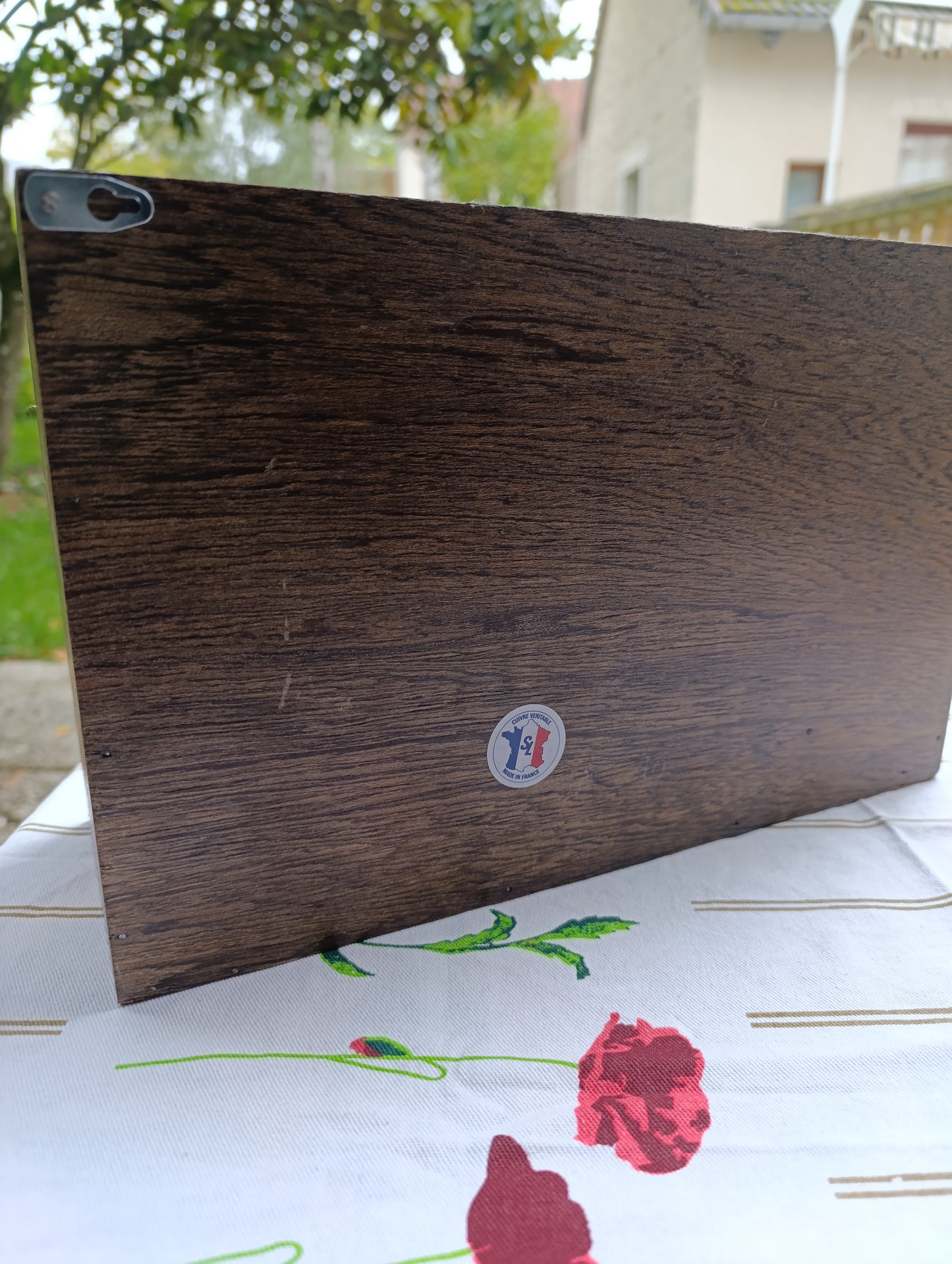 Range-courrier mural en bois avec plaque décorative cuivre