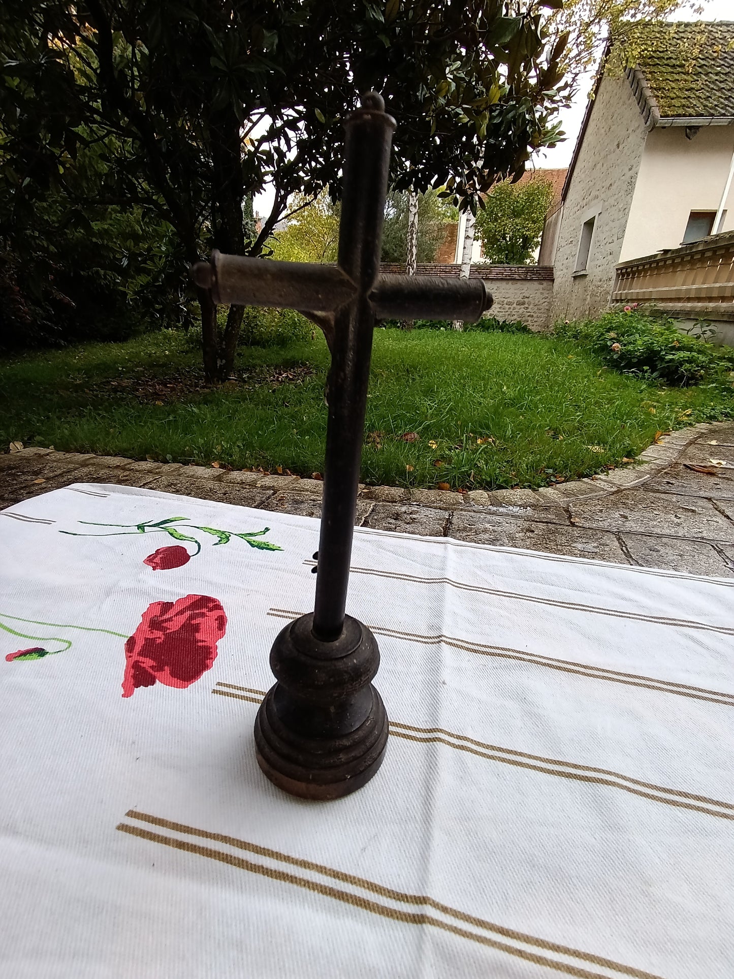 Crucifix ancien sur socle – métal et bois, 20 cm