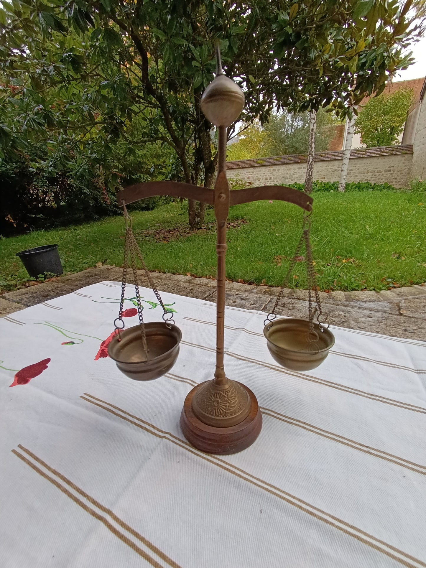 Balance décorative ancienne en laiton et bois – 24 cm